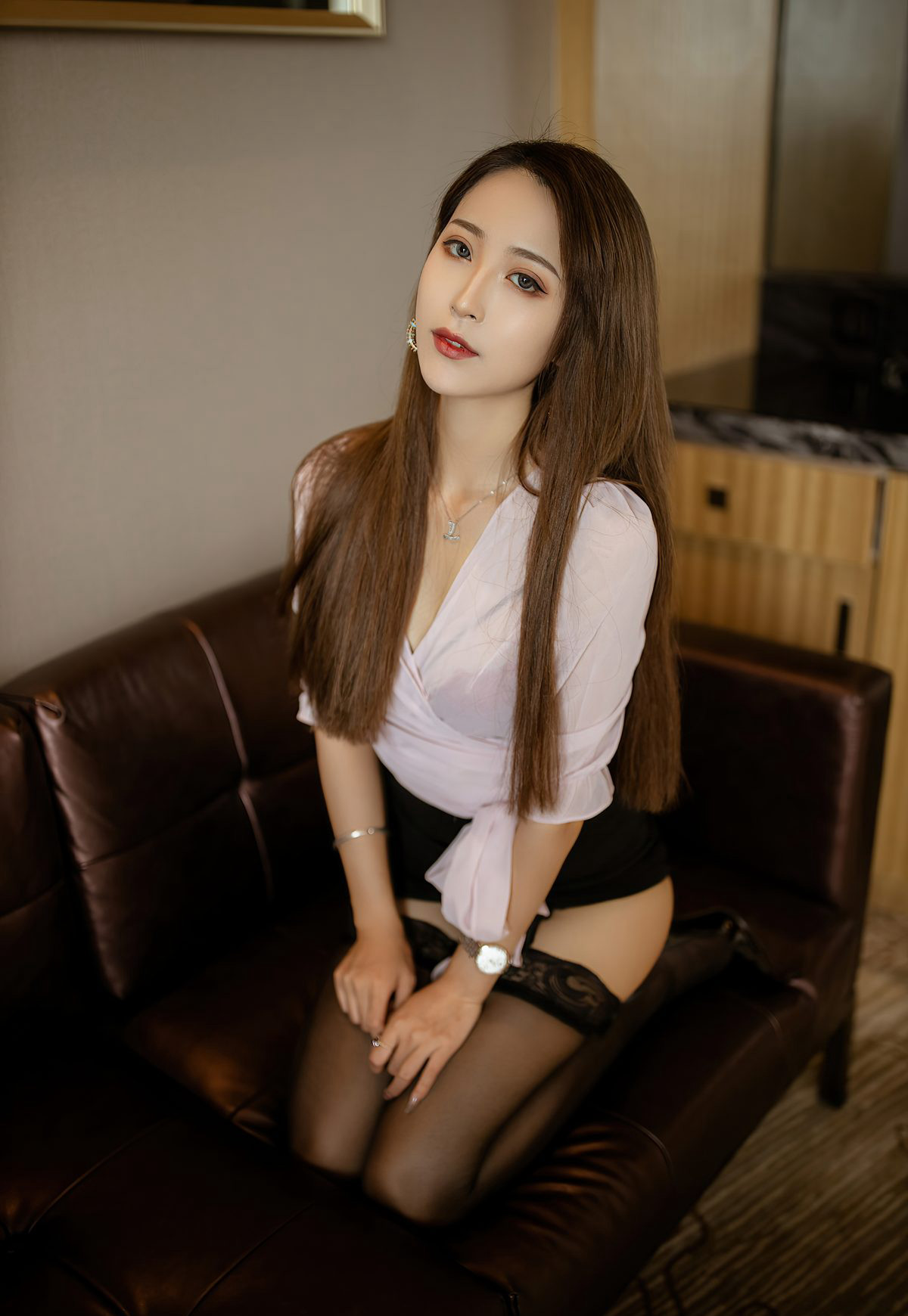 주무석 베이비 소파 위 후진 자세로 유혹하는 빵긋한 엉덩이 블랙 실크 스톡킹 댕댕 하이힐