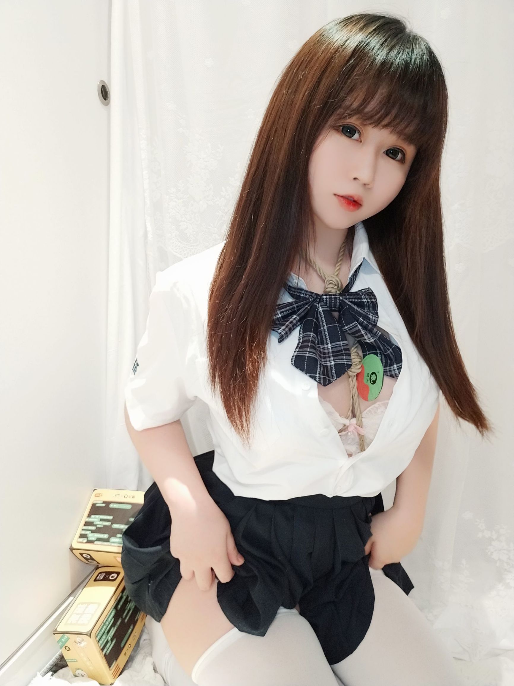 [Cosplay写真] 蜜桃少女是依酱呀 - JK捆绑