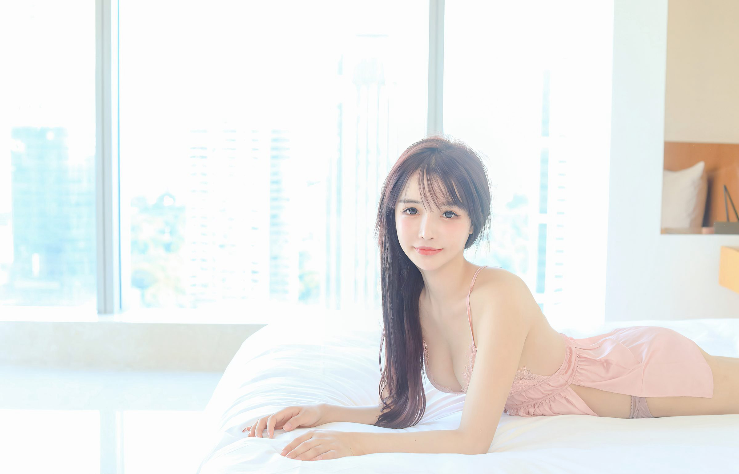 남초 여동생의 최고급 부드러운 핑크 잠옷, 하얀 부드러운 큰 가슴 유혹, 청신한 아름다운 다리와 옥발, 2021 최신 사진