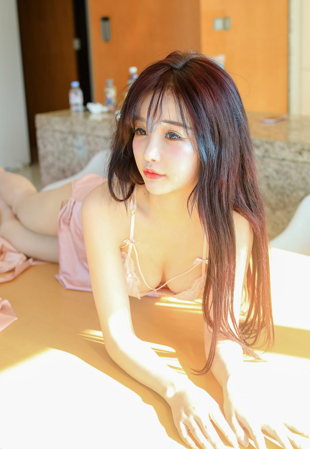 남초 여동생의 최고급 부드러운 핑크 잠옷, 하얀 부드러운 큰 가슴 유혹, 청신한 아름다운 다리와 옥발, 2021 최신 사진