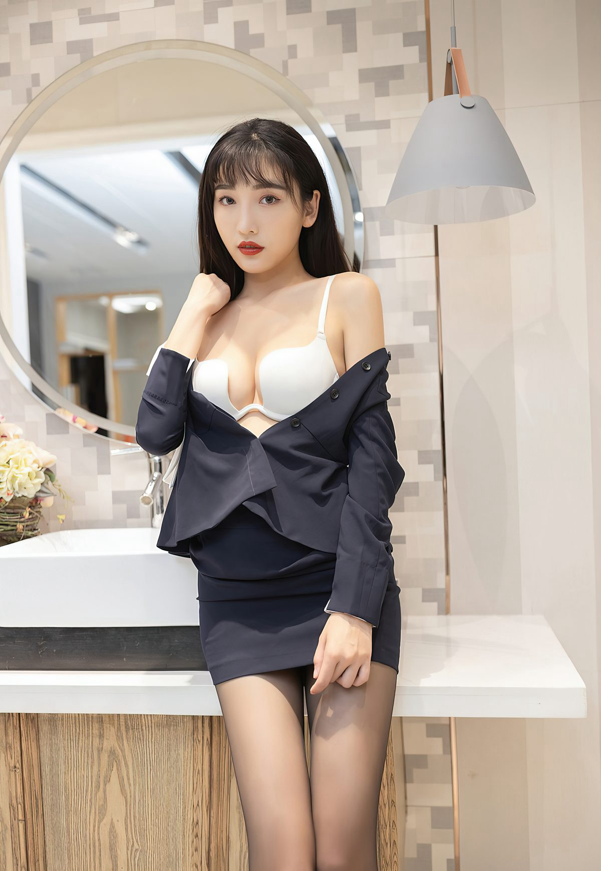性感秘书陆萱萱黑丝高跟极品丝袜美女高翘臀姿势
