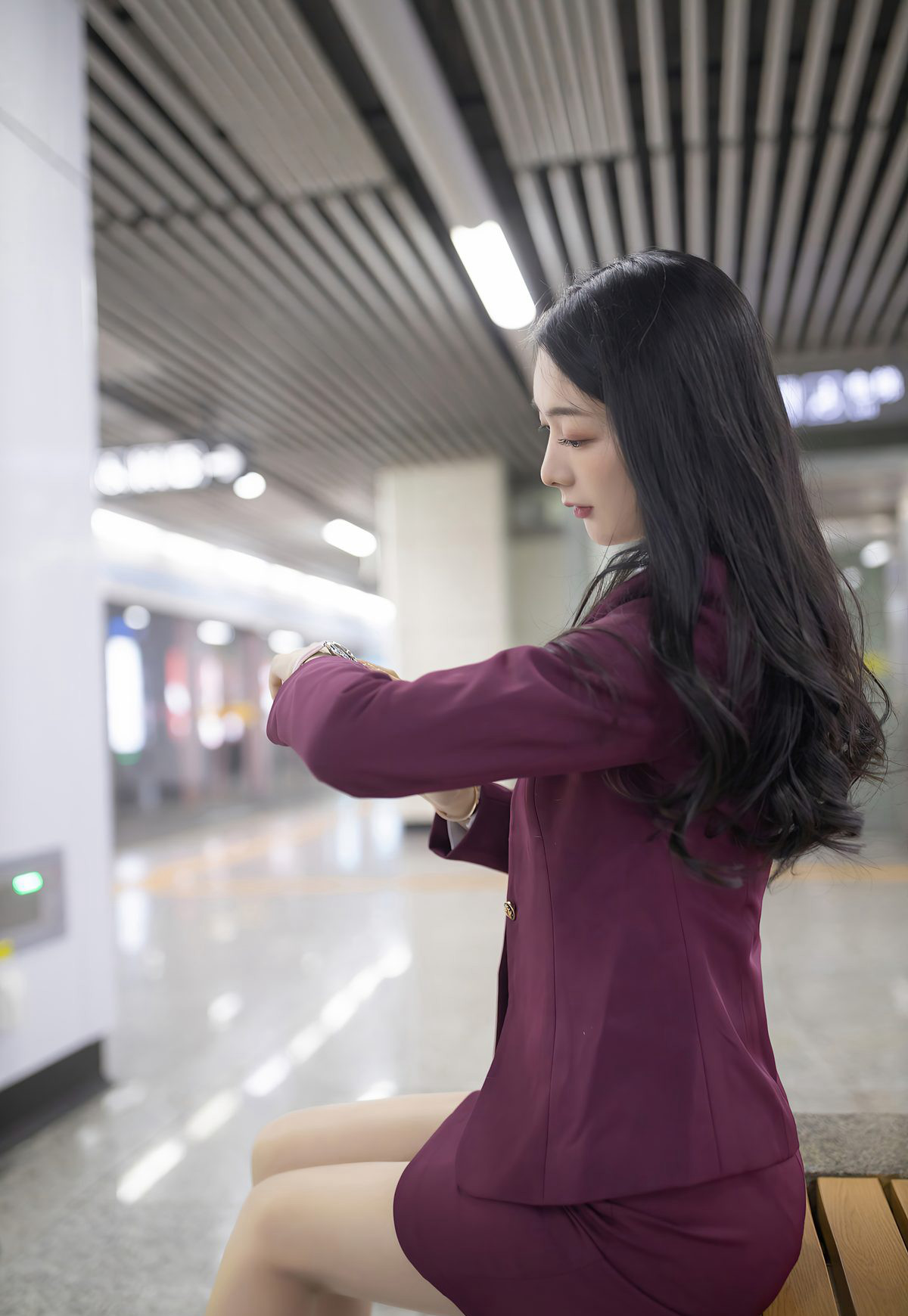 小热巴2021性感空姐下班制服风骚肉丝袜美腿高跟