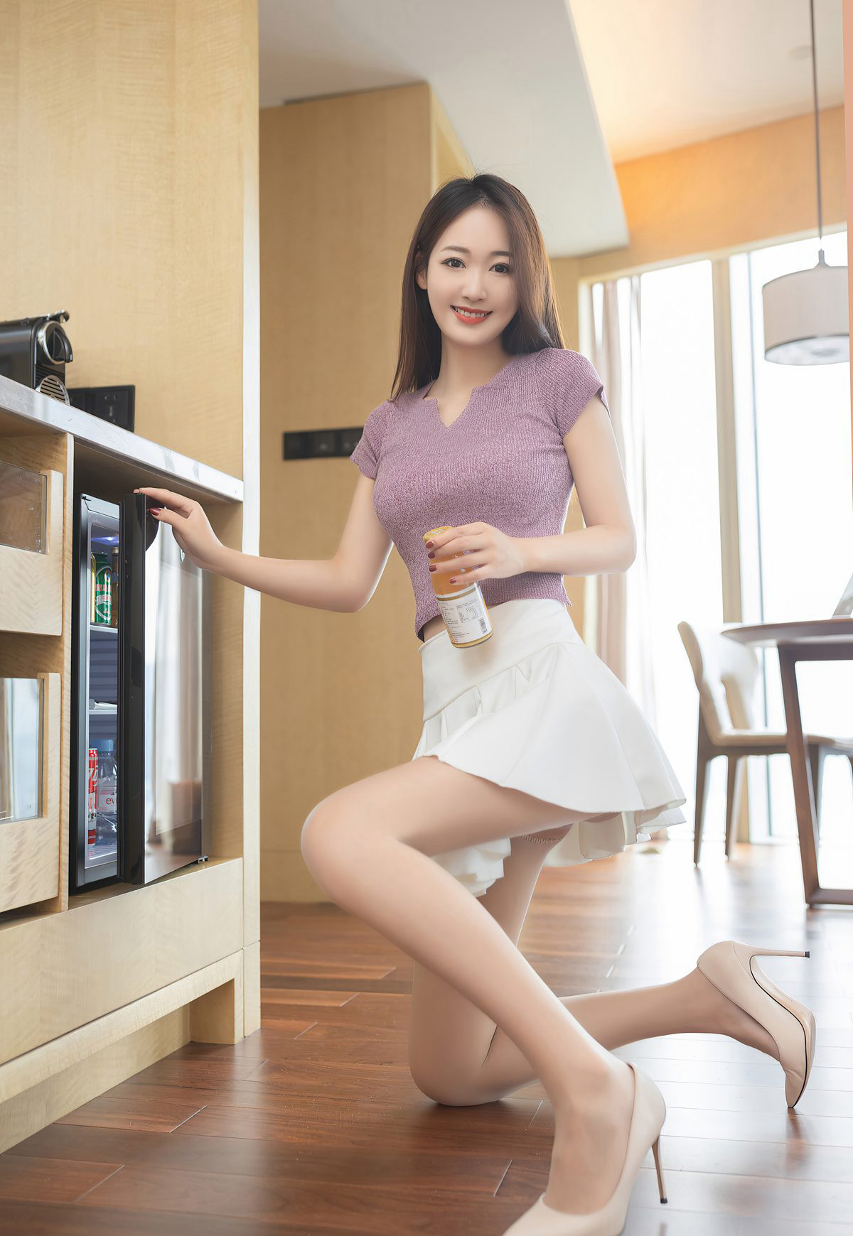 セクシーな極品美脚の新人モデル 唐安琪 の 誘惑劇でホテルでストッキングを脱ぐ