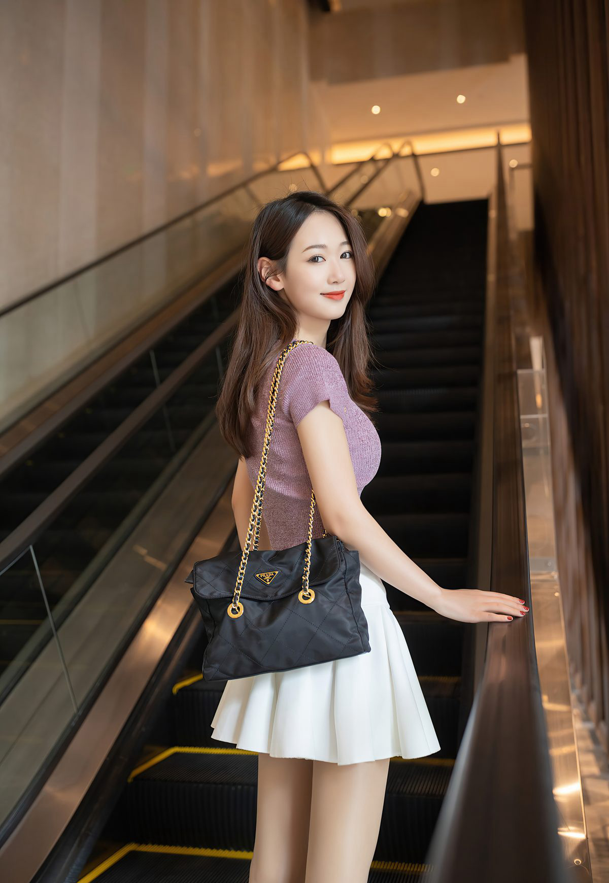 セクシーな極品美脚の新人モデル 唐安琪 の 誘惑劇でホテルでストッキングを脱ぐ