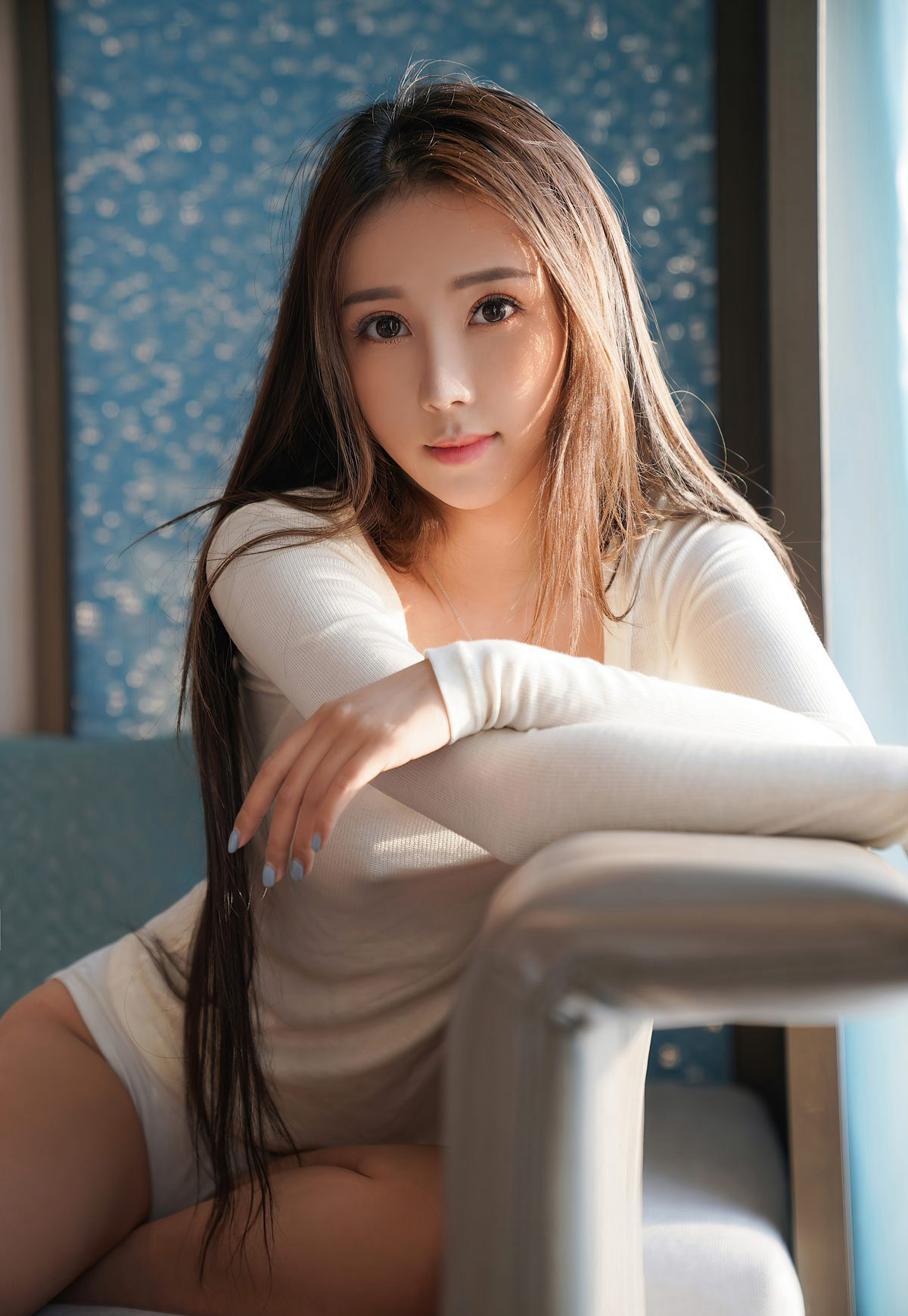 性感大胸超漂亮氣質風騷裸胸妹子沙發上風騷姿勢