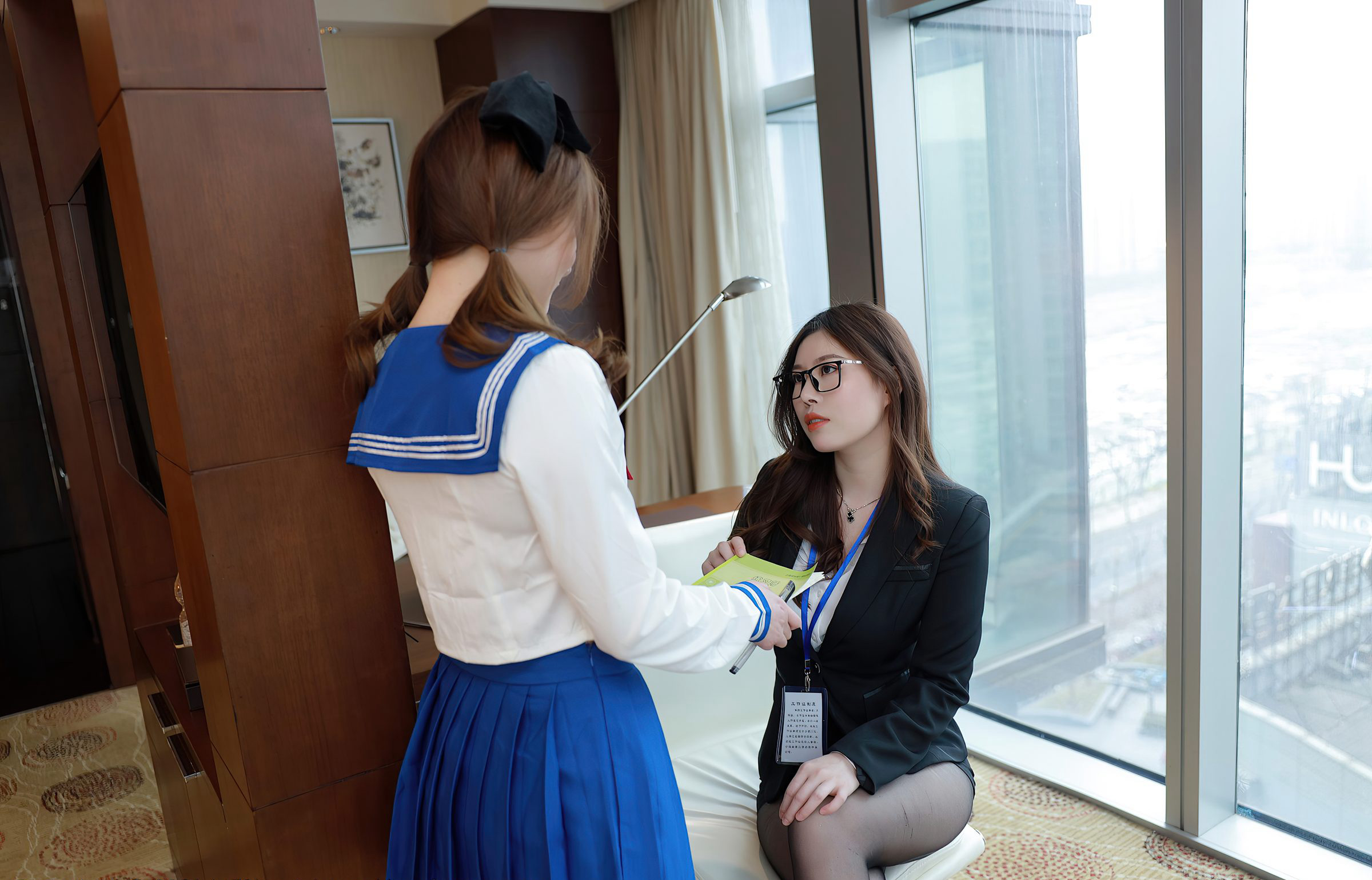 性感制服诱惑美女秘书极品黑丝丰满美腿高跟办公室写真
