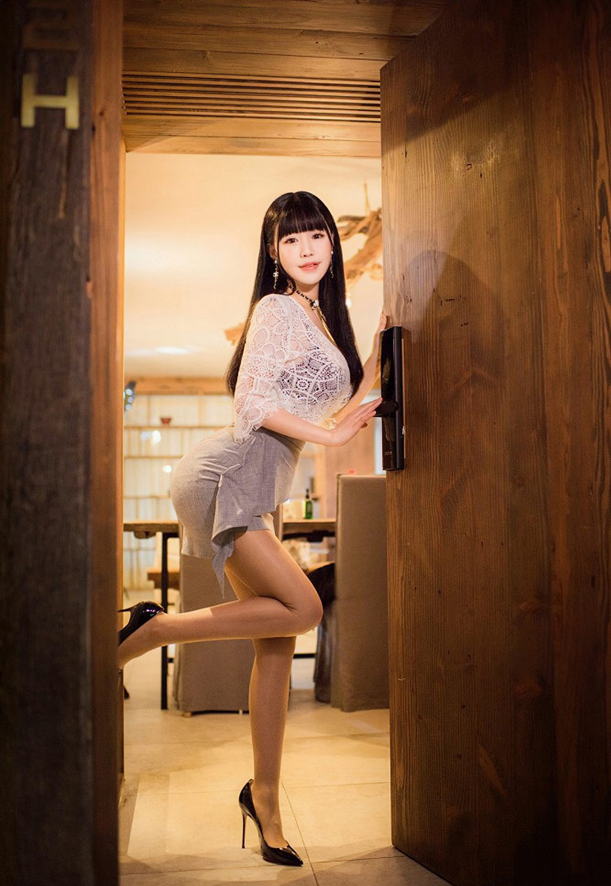 จู เค่อเอ๋อ สาวเซ็กซี่ สวย เลขานุการ ถุงเท้าสีเทา ส้นสูง ขาเพรียว สำนักงาน ถอดถุงเท้า