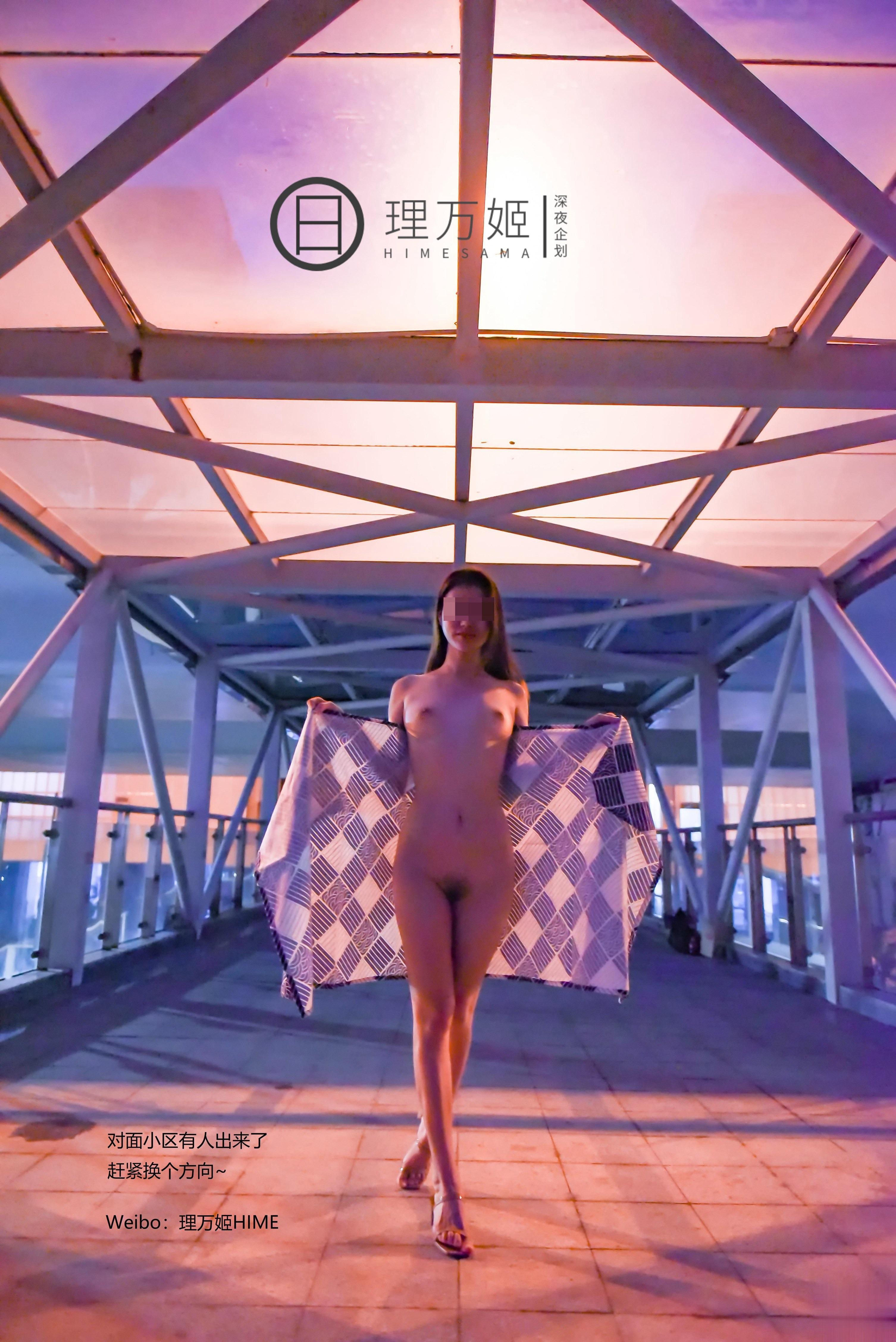 理万姬 – 天桥×集市露出摆摊 24P