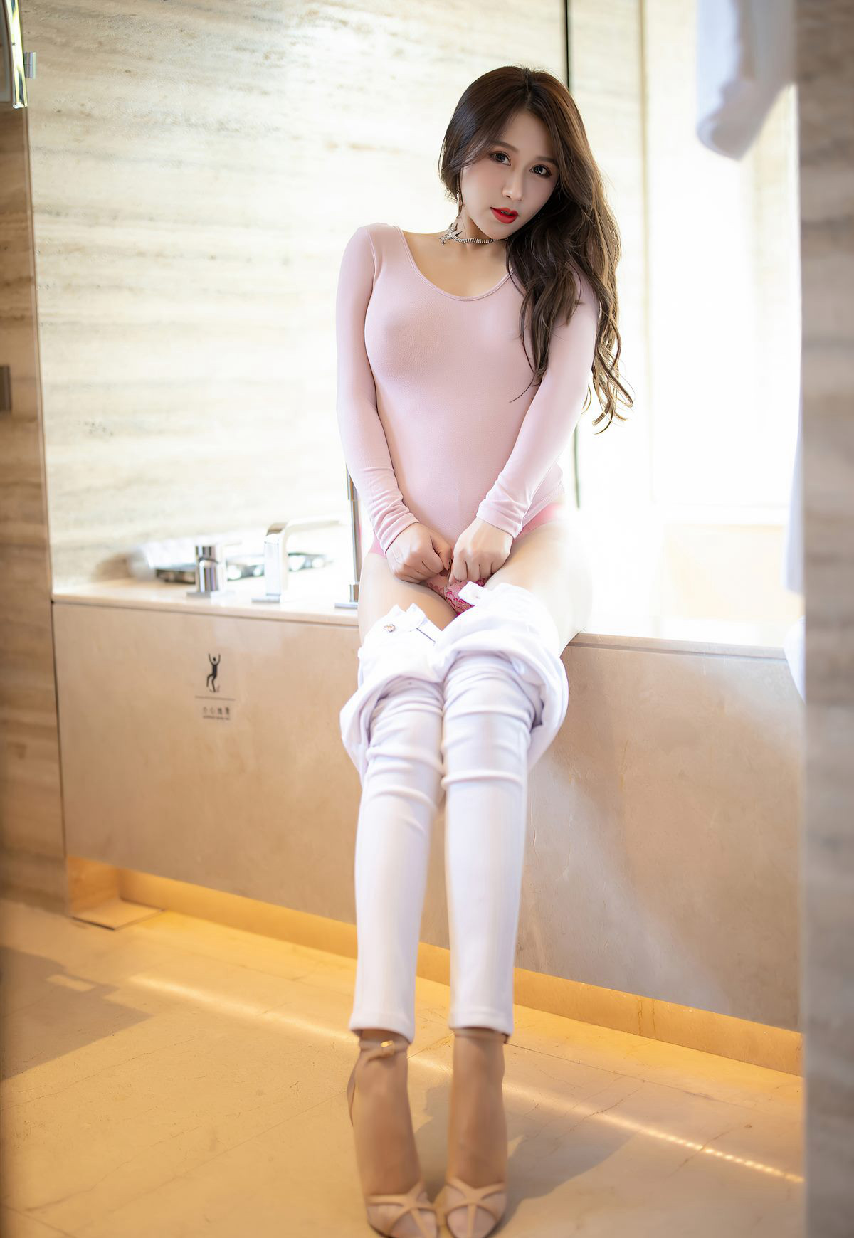 ซูอันอัน ท่าทางสะโพกยกสูง สะโพกสวยแนบเนื้อ ชวนหลงใหล ถุงน่องเนื้อ รองเท้าส้นสูง หน้าอกใหญ่เต็ม