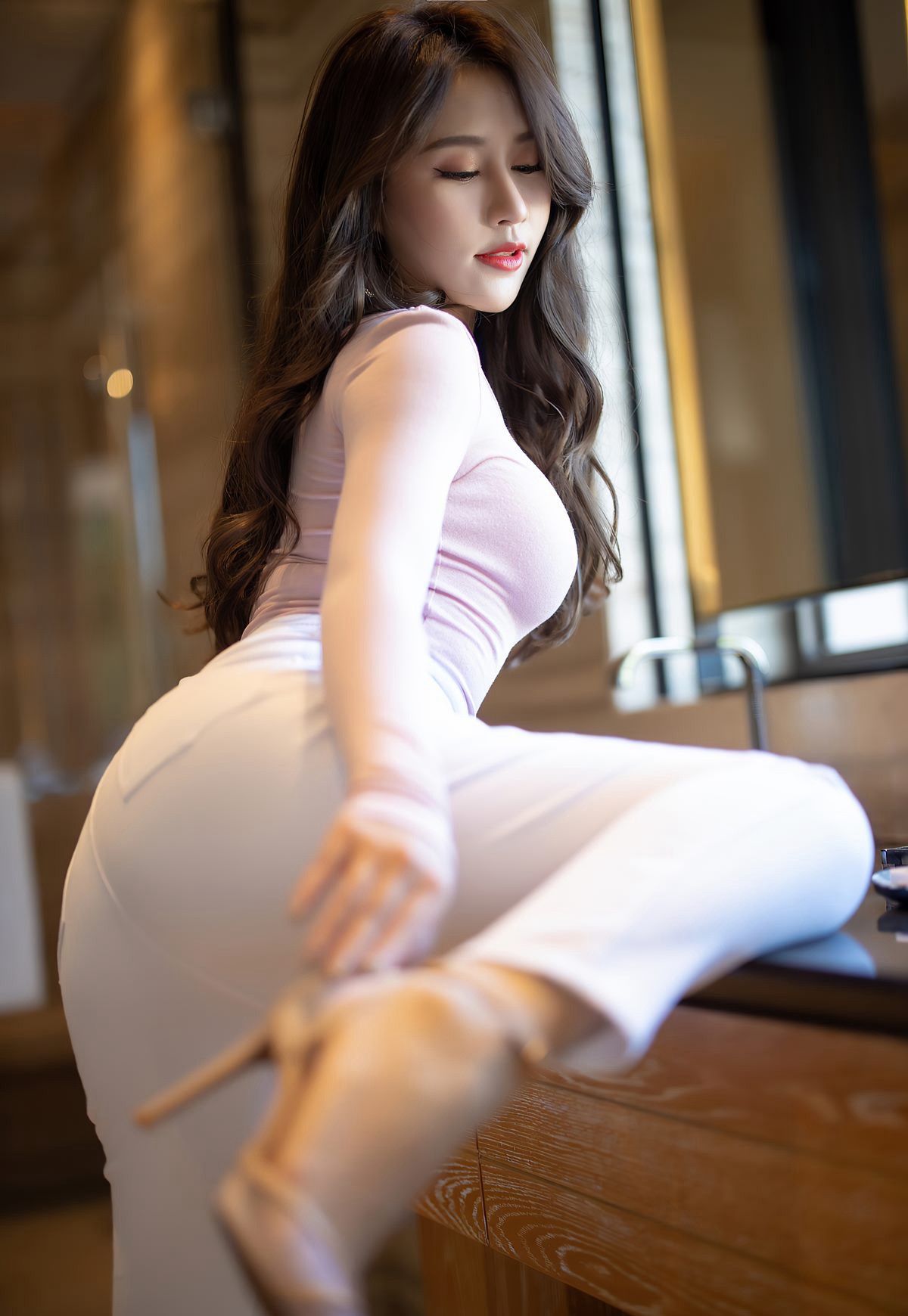 ซูอันอัน ท่าทางสะโพกยกสูง สะโพกสวยแนบเนื้อ ชวนหลงใหล ถุงน่องเนื้อ รองเท้าส้นสูง หน้าอกใหญ่เต็ม