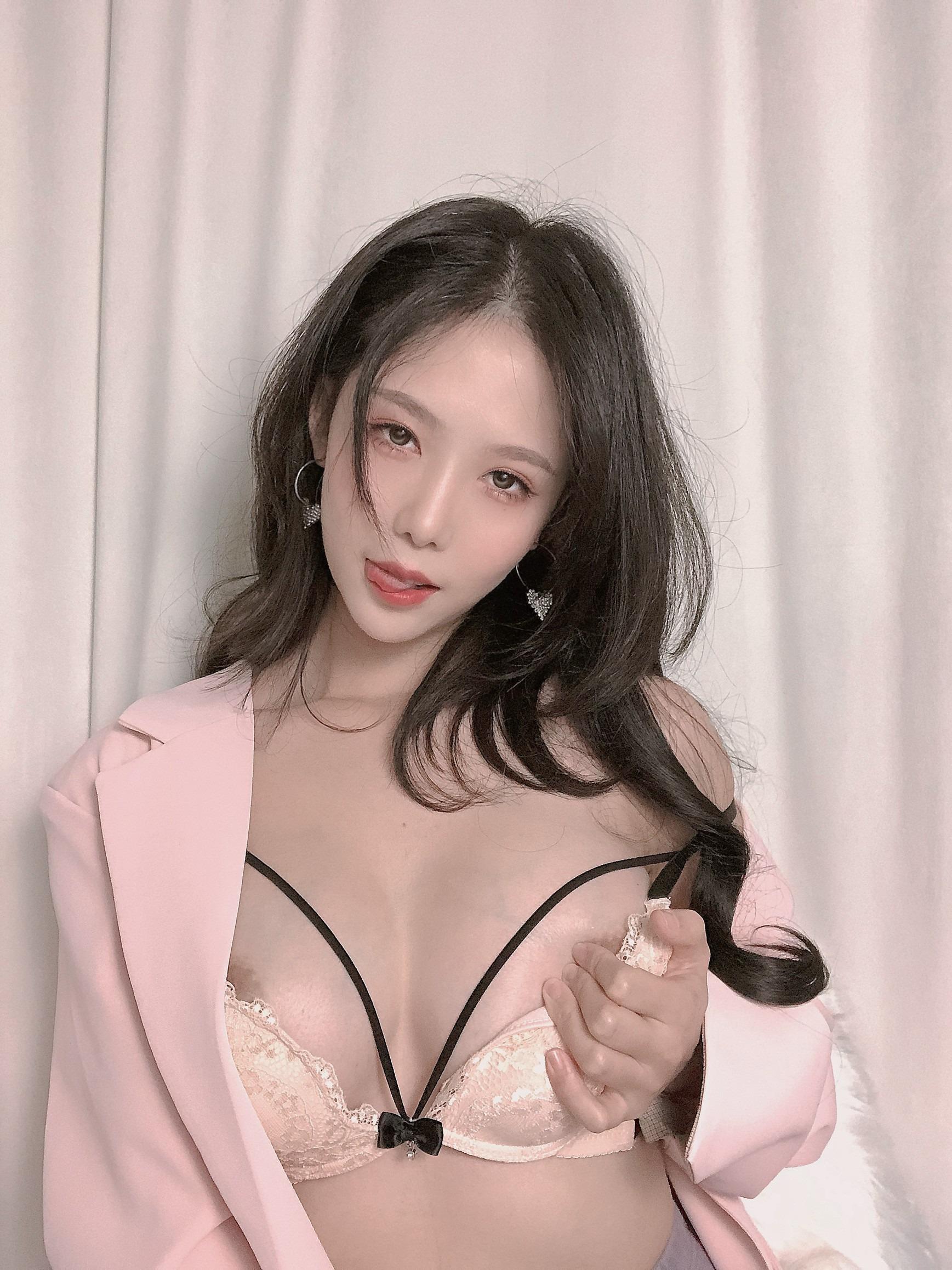 두냥-리세 - 분홍색 양복 [26P