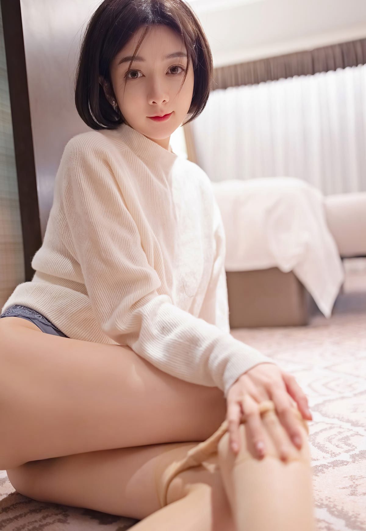 섹시한 단발머리 미녀 비서가 집에 와서 핑크색 유혹적인 잠옷을 입고 풍만한 맨가슴과 하얗고 부드러운 몸매를 뽐낸다
