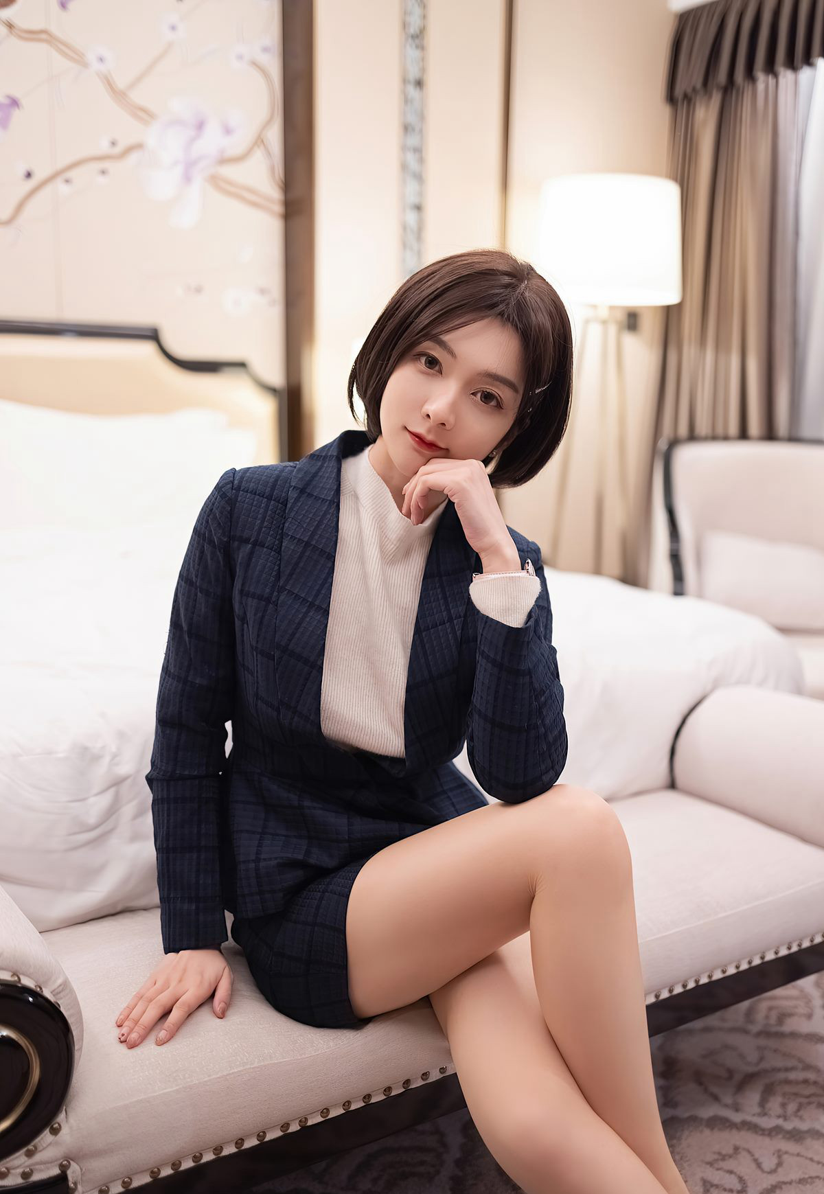 섹시한 단발머리 미녀 비서가 집에 와서 핑크색 유혹적인 잠옷을 입고 풍만한 맨가슴과 하얗고 부드러운 몸매를 뽐낸다