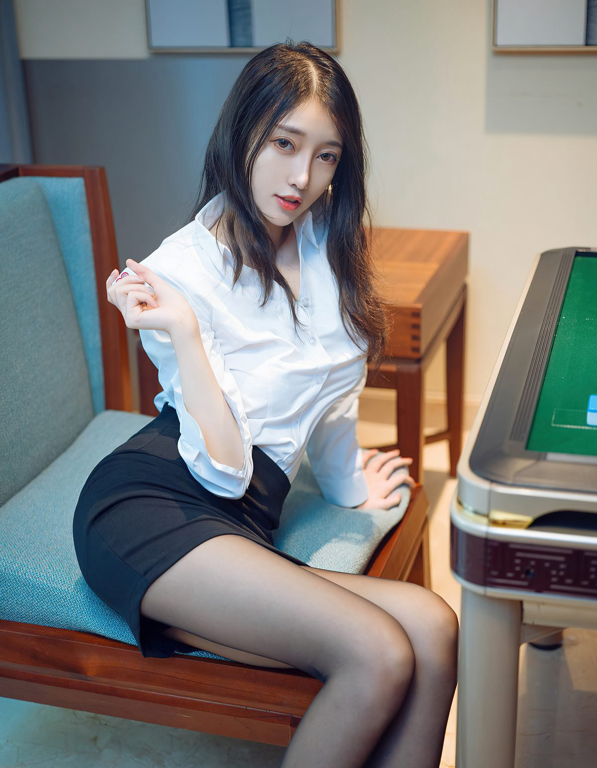 หยู่เอ๋อ หยู่ชุดยูนิฟอร์มชวนหลงใหล ถุงน่อง ก้นสวย เซ็กซี่ชุดยูนิฟอร์มชวนหลงใหล ถุงน่องดำ ส้นสูง ฝ่าเท้า เปลือยอก