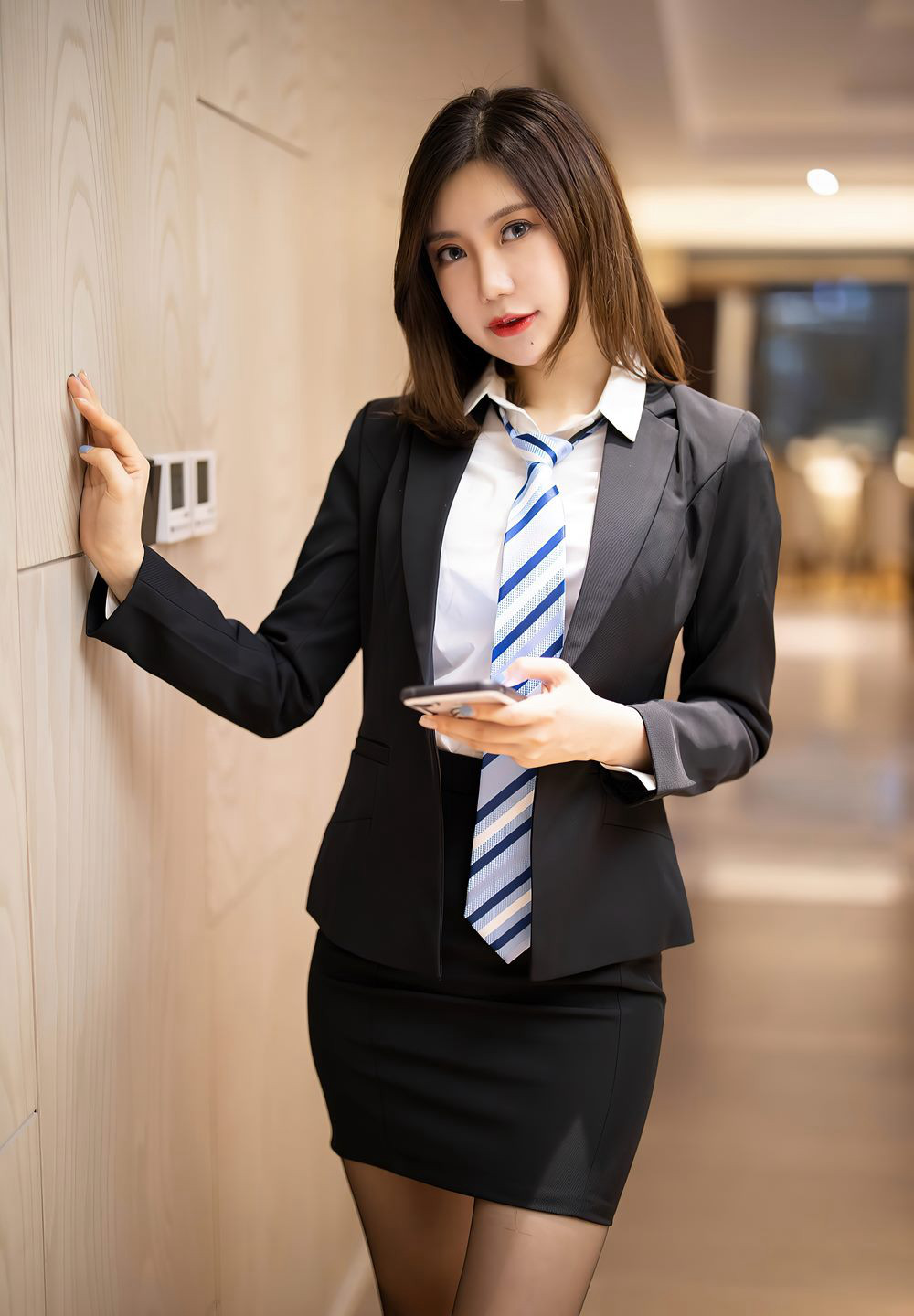 性感制服诱惑办公室风骚美少妇黑丝美腿高跟人体yishu