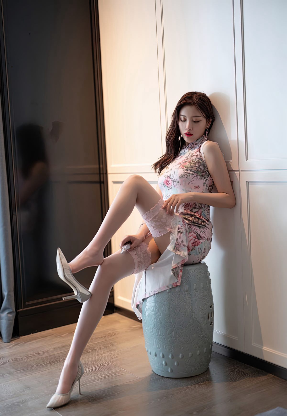 หยางเฉินเฉิน ชุดภาพเท้าไหมขาวระดับสูงสุด เซ็กซี่ขาสวยถุงน่องชวนหลงไหล กางเกงทิงชู้น่องชวนหลงไหล