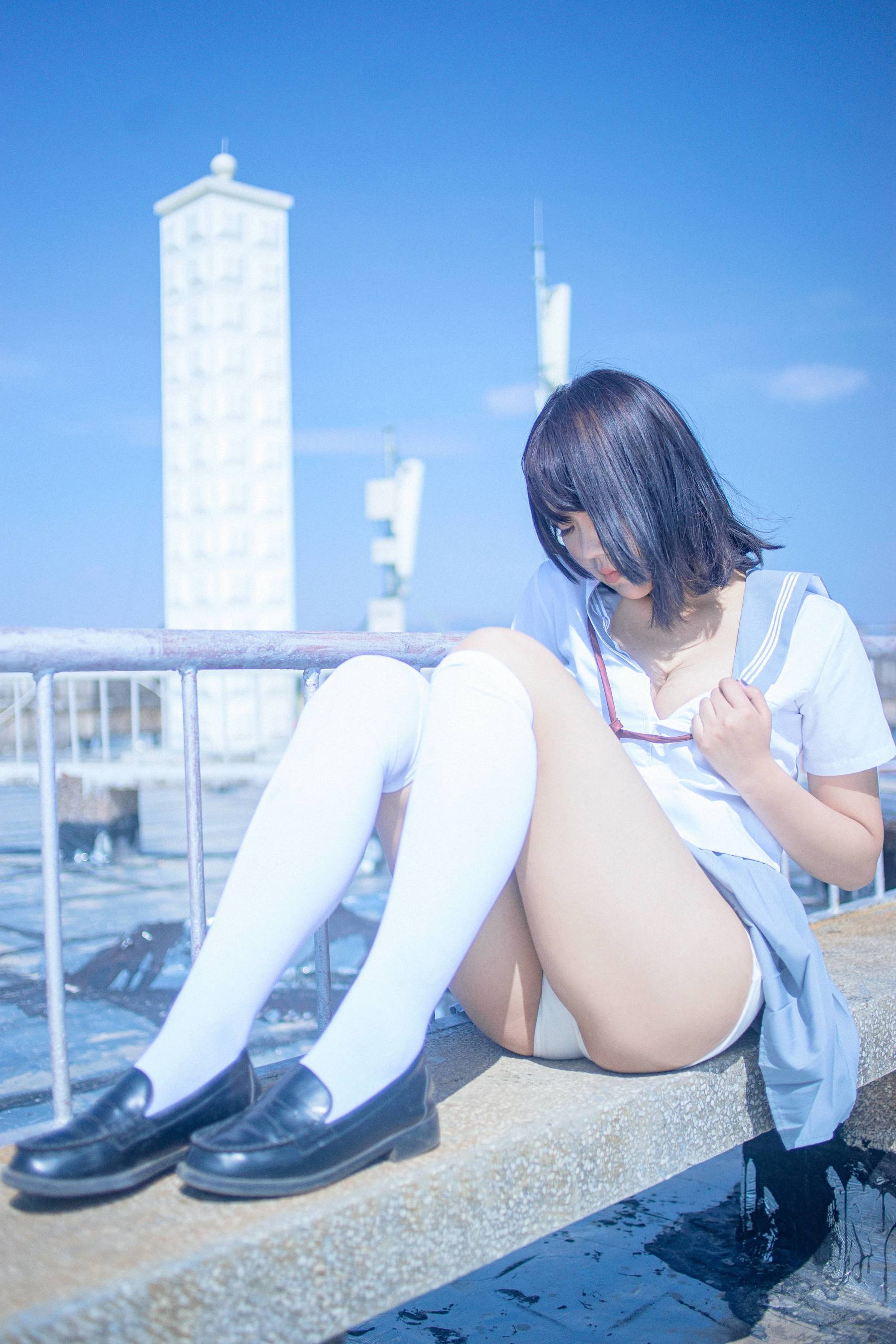[网红COSER写真] 微博妹子 汐 - 天台JK