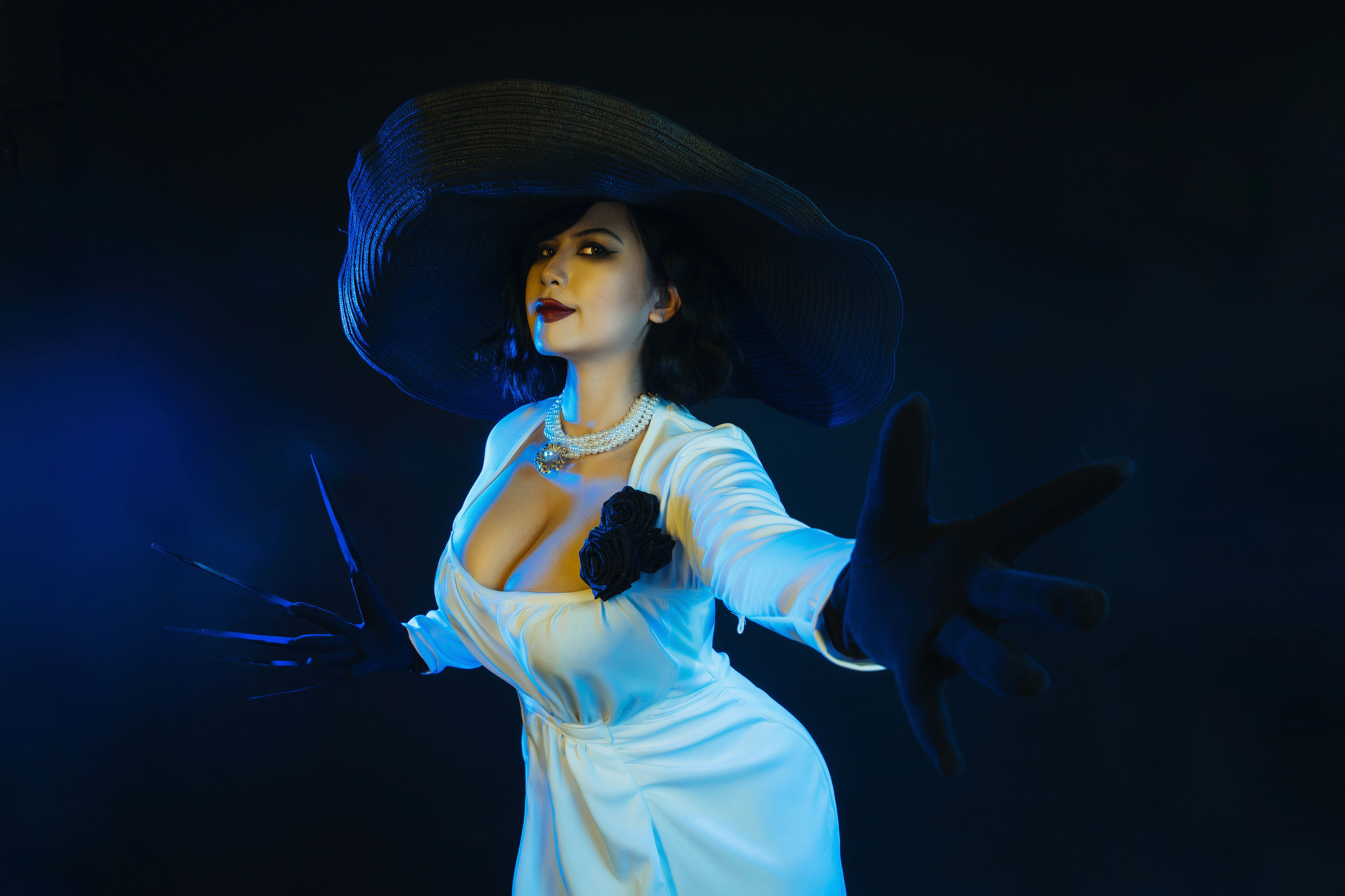 Internet Celebrity Cosplayer Photobook] Uy Uy - Lady Dimitrescu
