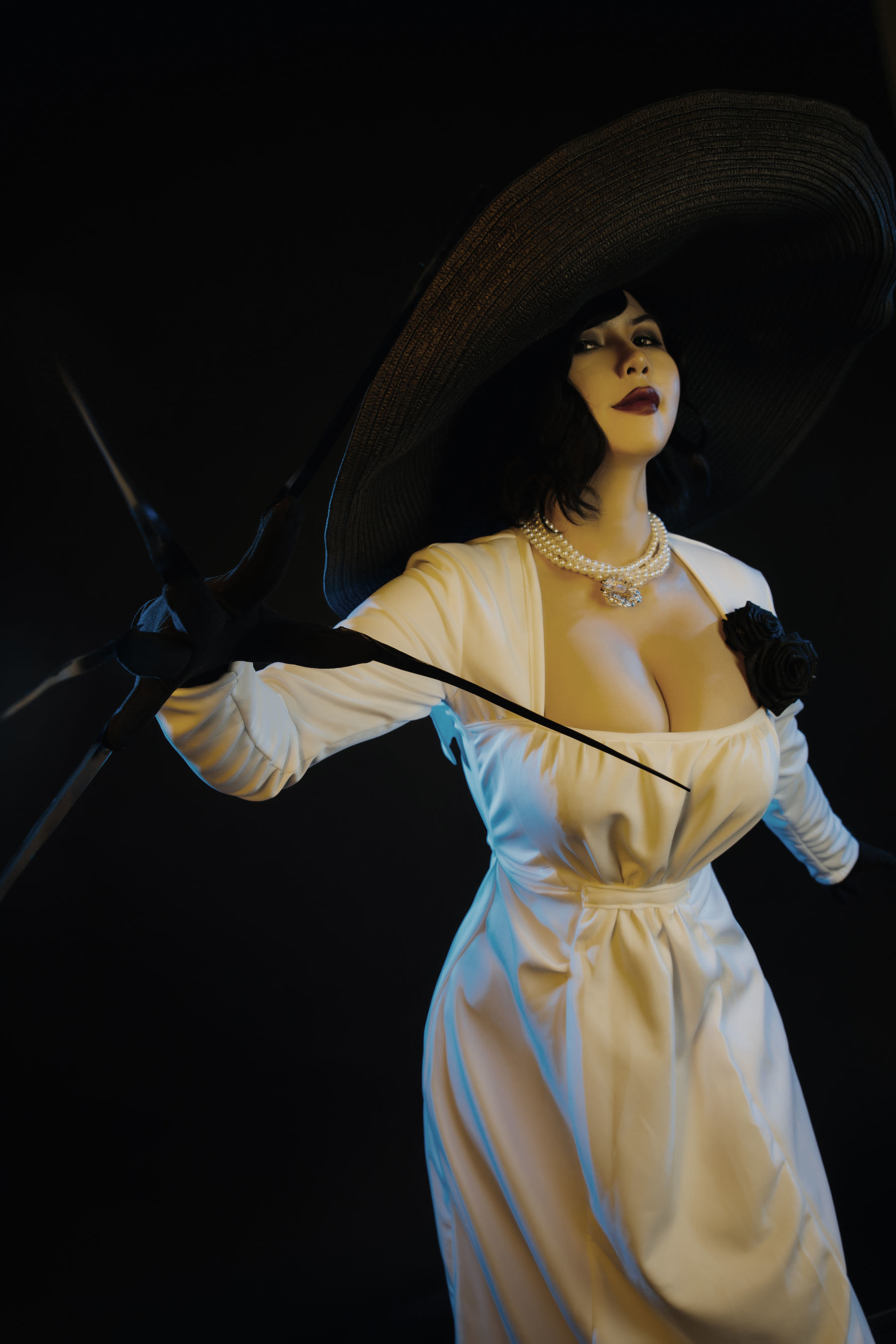 Internet Celebrity Cosplayer Photobook] Uy Uy - Lady Dimitrescu