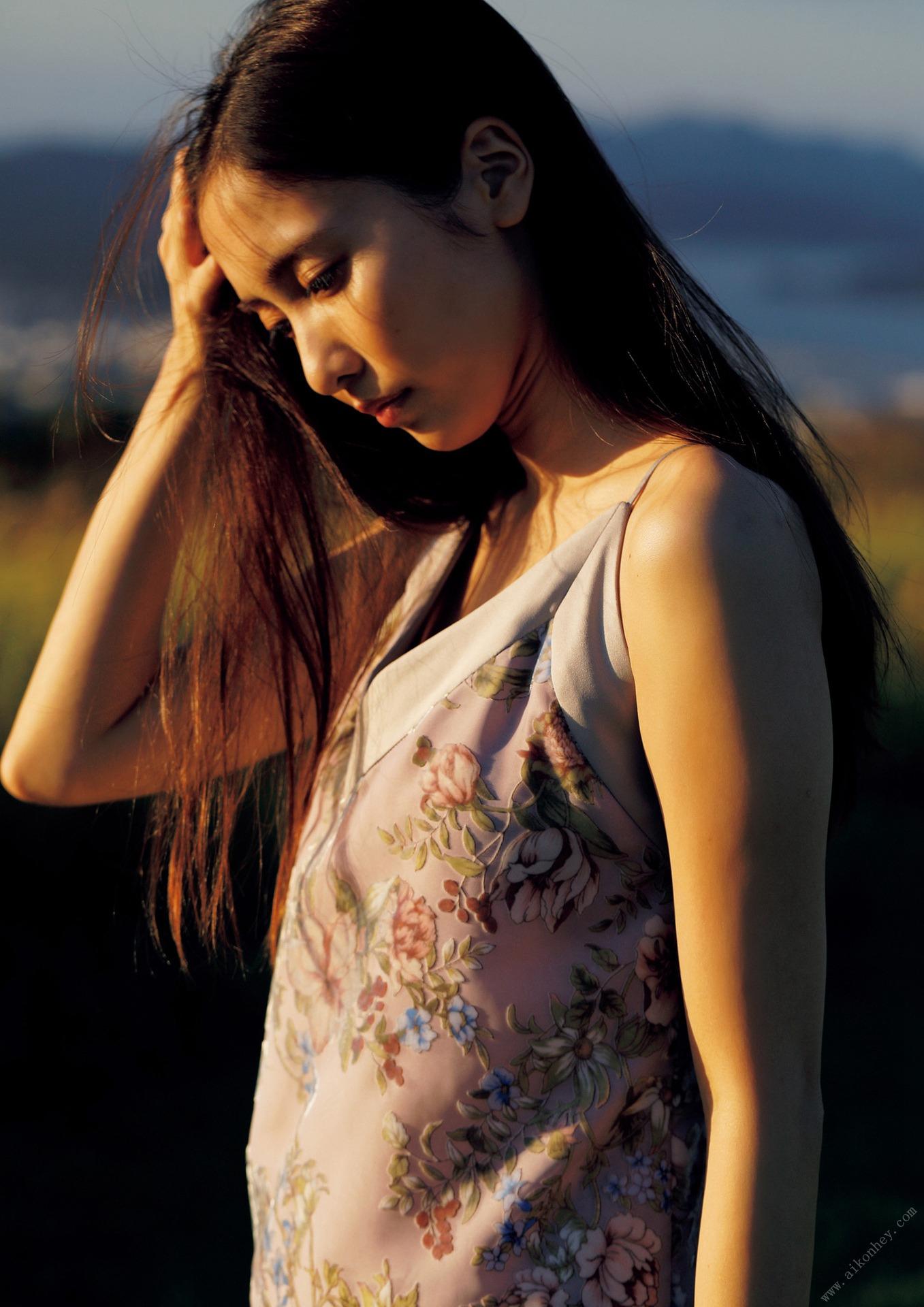 佐野ひなこ写真集「COLORS」 週プレ PHOTO BOOK 145P