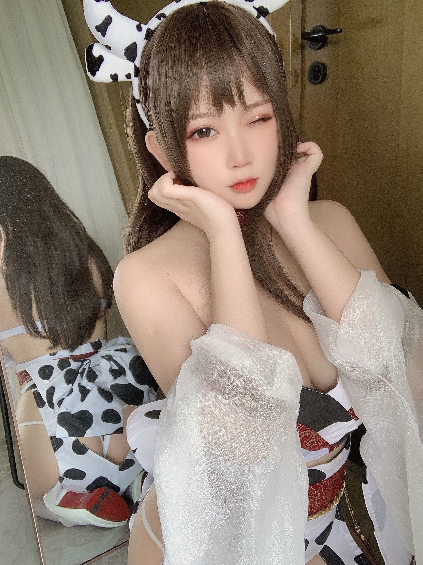 [网红COSER写真] 蜜桃少女是依酱呀 - 牛牛和服