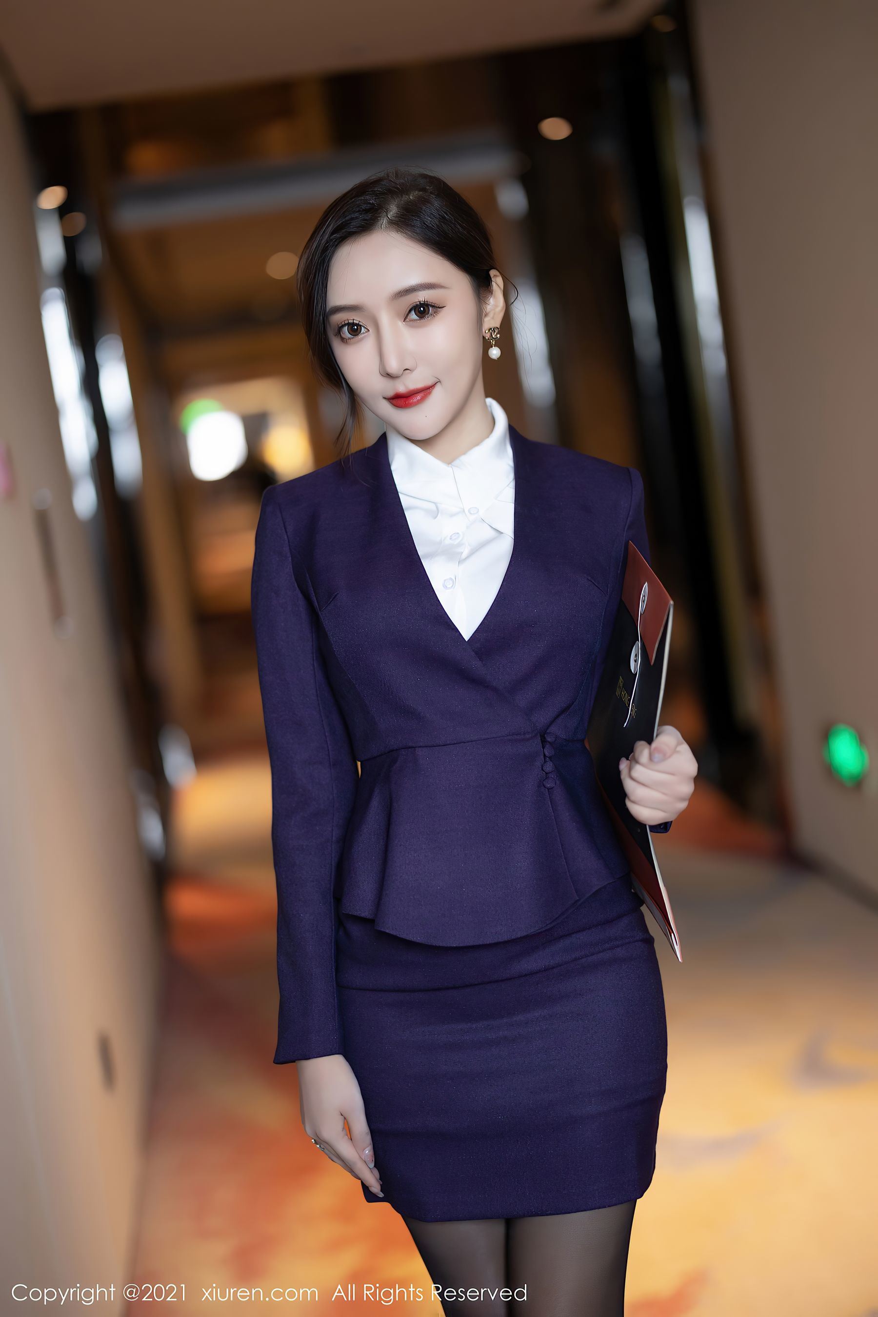 秀人 No.4184 王馨瑶Yanni OL黑丝美腿写真