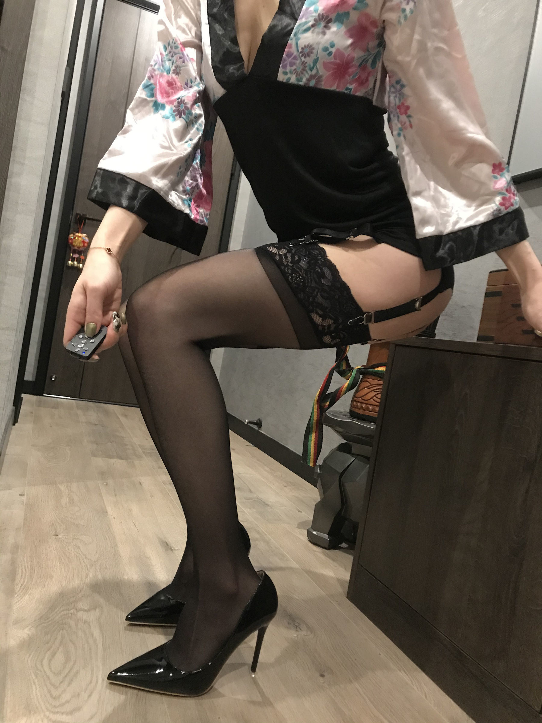 丝足博主麋鹿_Monroe 2020.03.15 睡袍黑丝