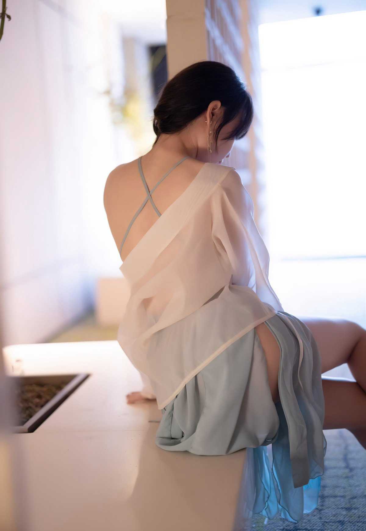 芝芝性感透明肚兜诱惑玉足丰满大胸肉丝无内诱惑大美臀