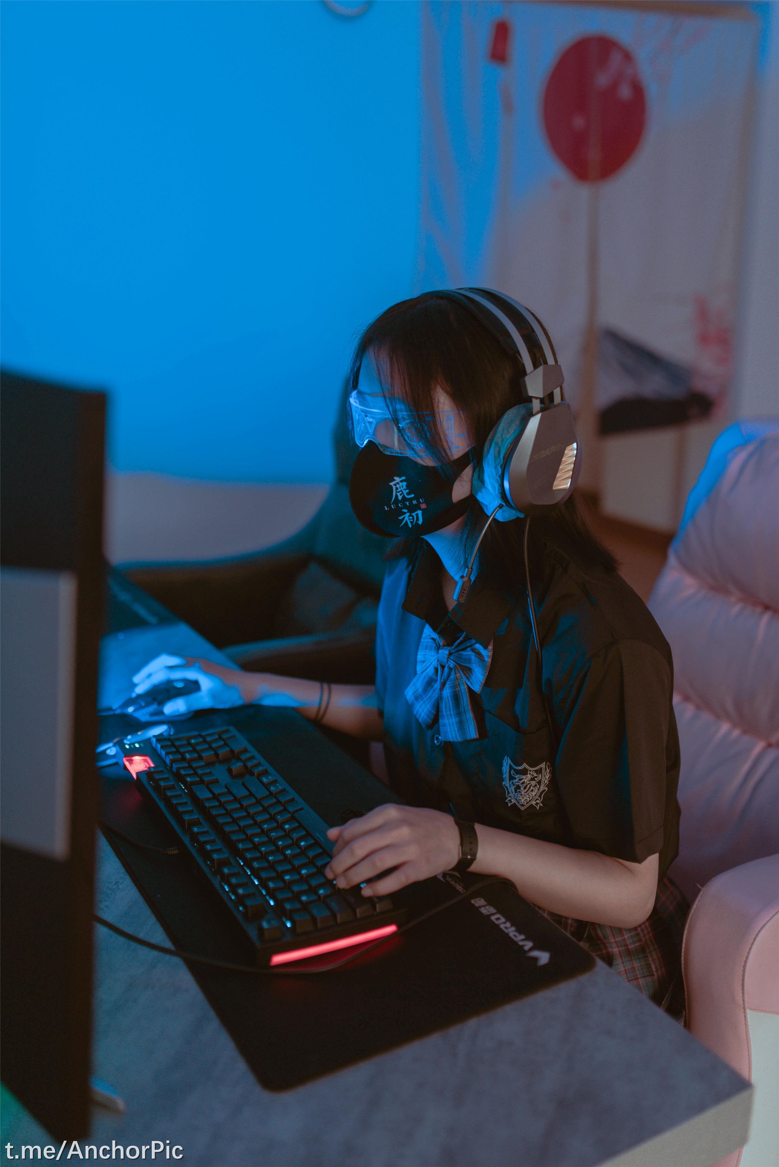 鹿初 – eスポーツ少女 48P