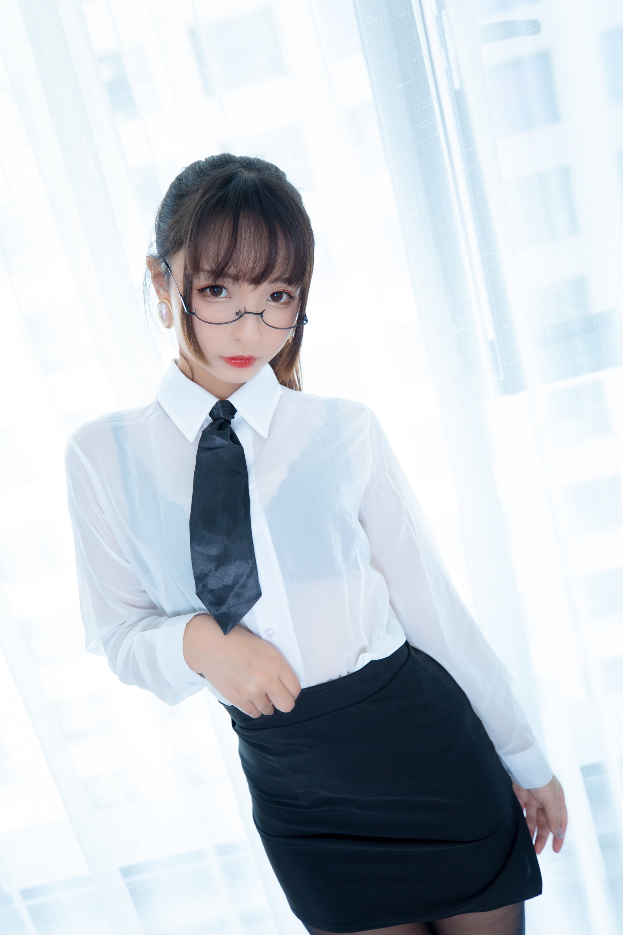 神樂坂真冬 《白色辦公室》
