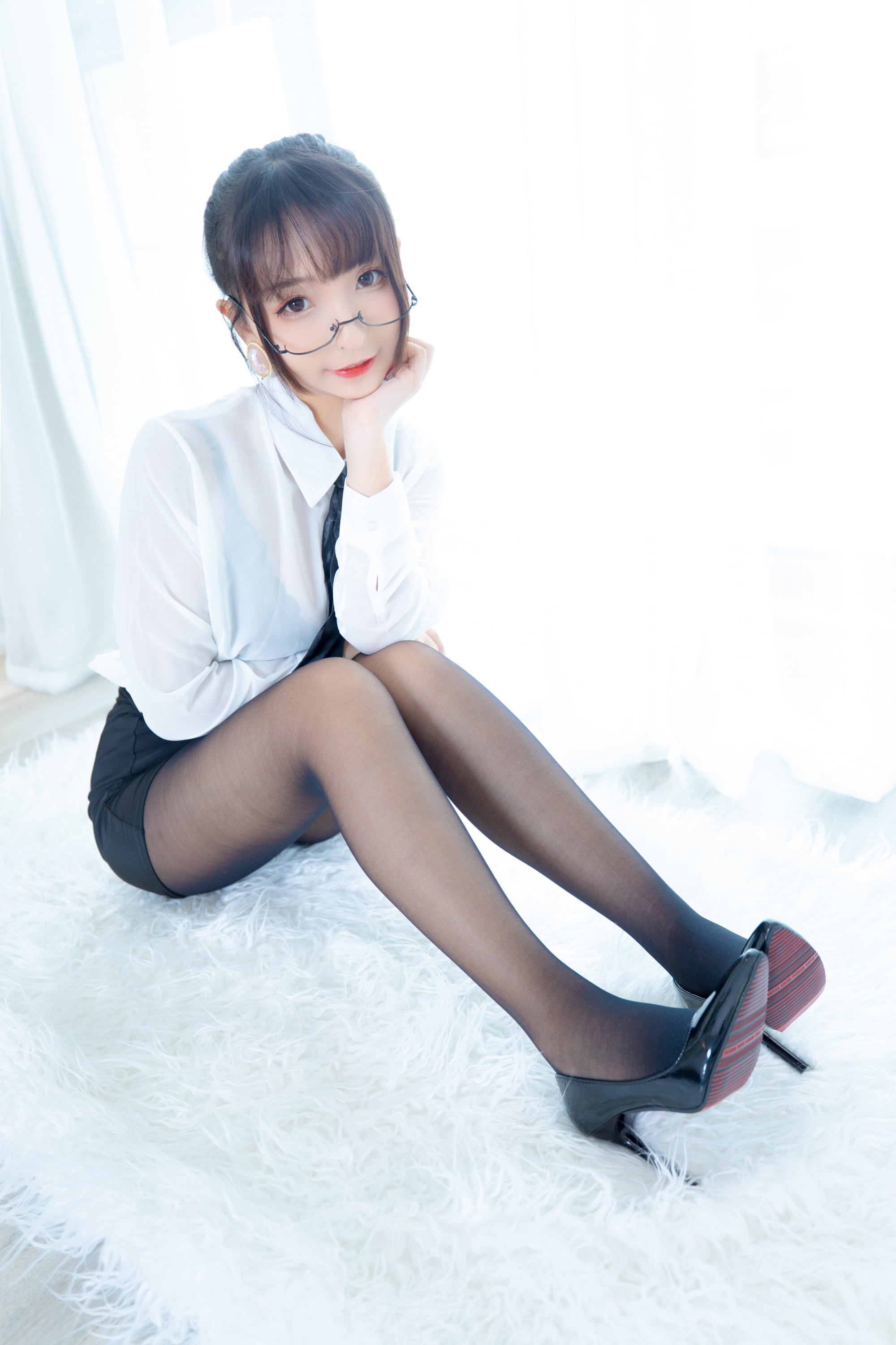 神樂坂真冬 《白色辦公室》