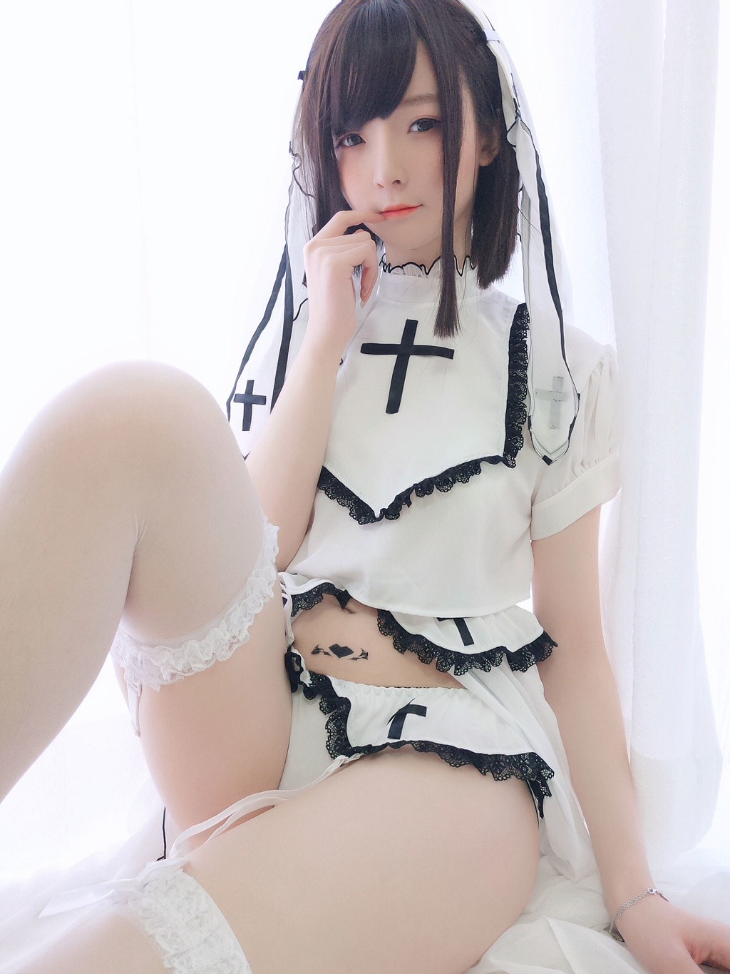 一小央泽《白修女》 [Cosplay福利] 写真集[32P]