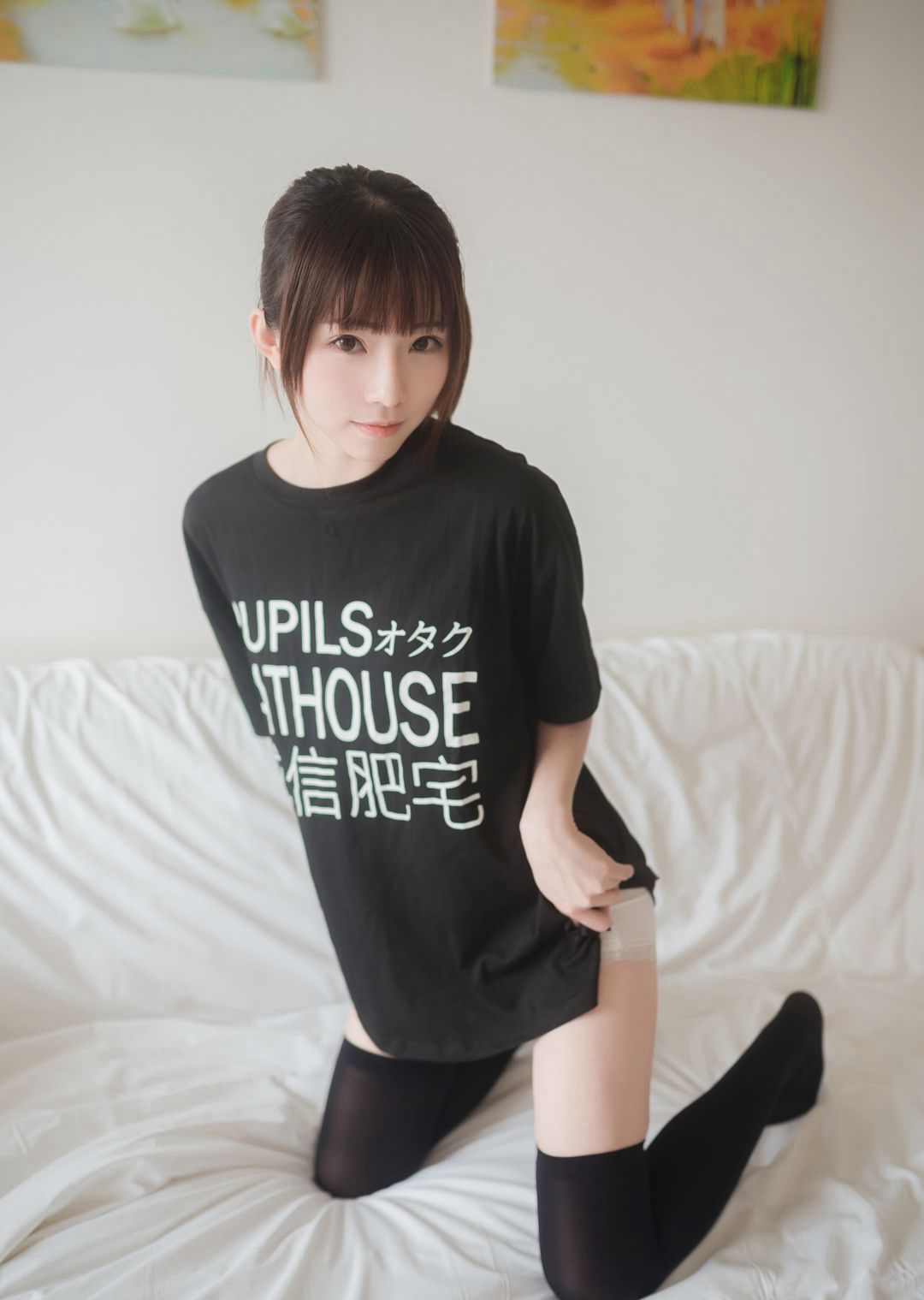 JK制服の美女がセクシーな黒いオーバーニーソックスを着たコスプレの大規模画像
