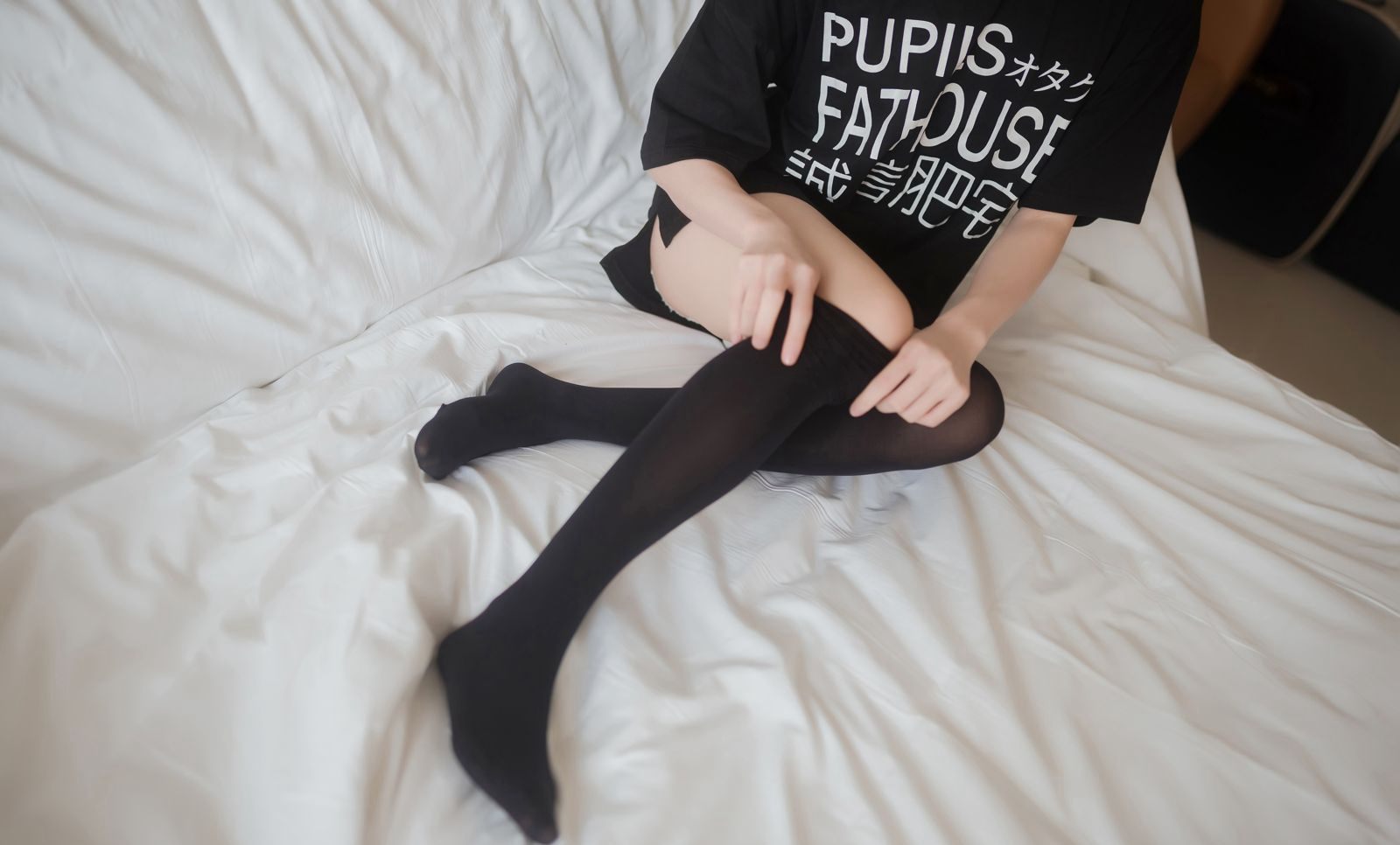 JK制服の美女がセクシーな黒いオーバーニーソックスを着たコスプレの大規模画像