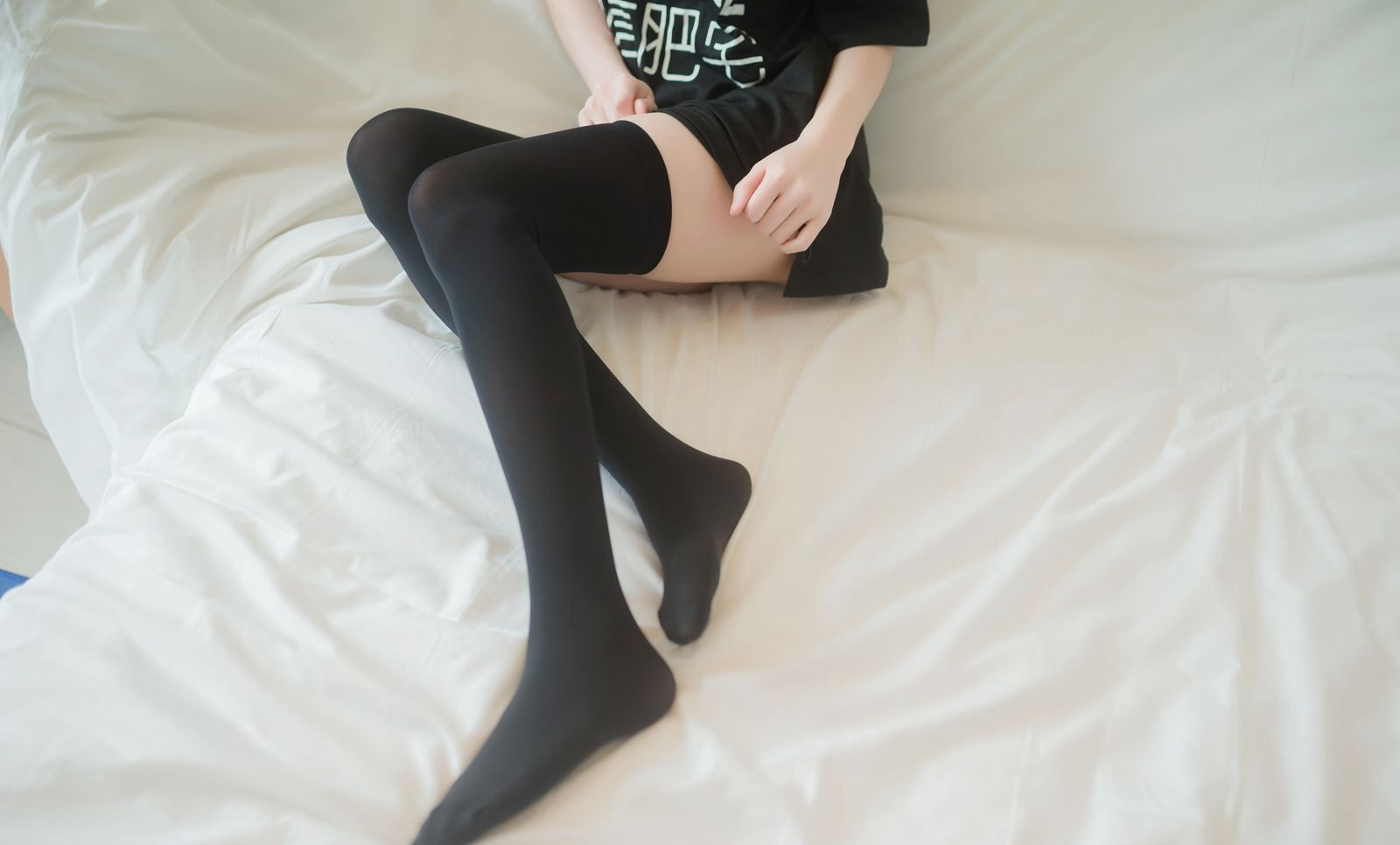 JK制服の美女がセクシーな黒いオーバーニーソックスを着たコスプレの大規模画像