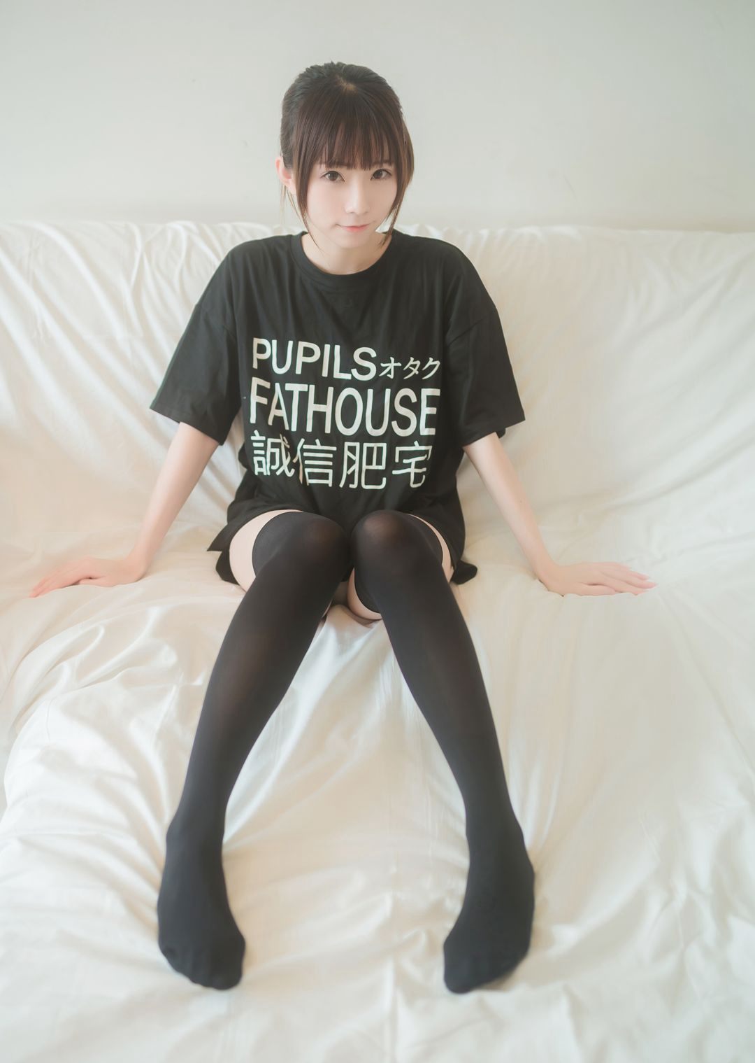 JK制服の美女がセクシーな黒いオーバーニーソックスを着たコスプレの大規模画像