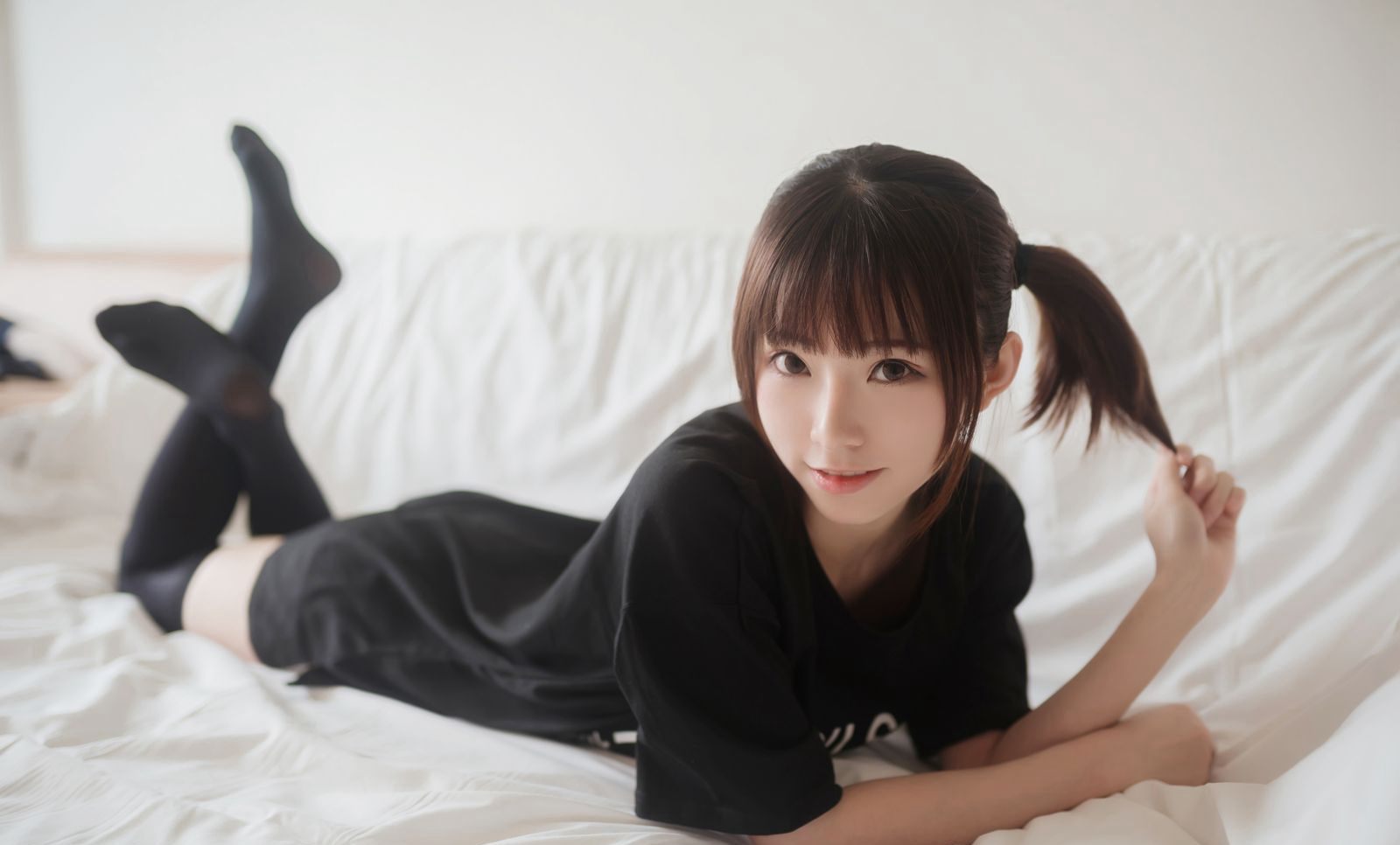 JK制服の美女がセクシーな黒いオーバーニーソックスを着たコスプレの大規模画像