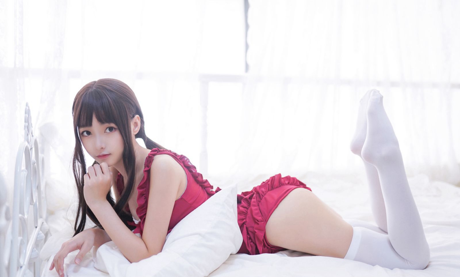 森ロ財団の白絲美女のセクシーな美脚の大スケールコスプレ図