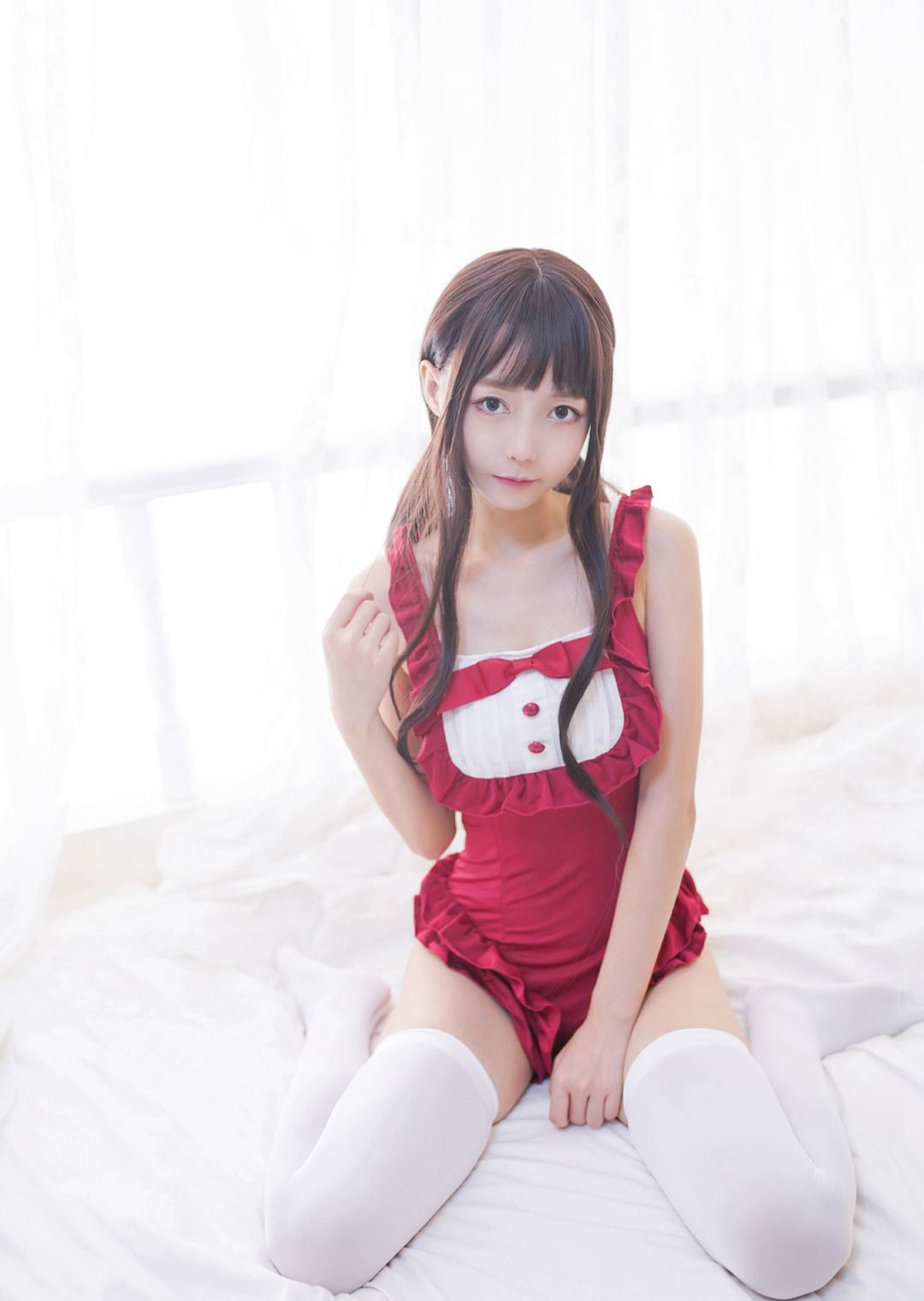 森ロ財団の白絲美女のセクシーな美脚の大スケールコスプレ図