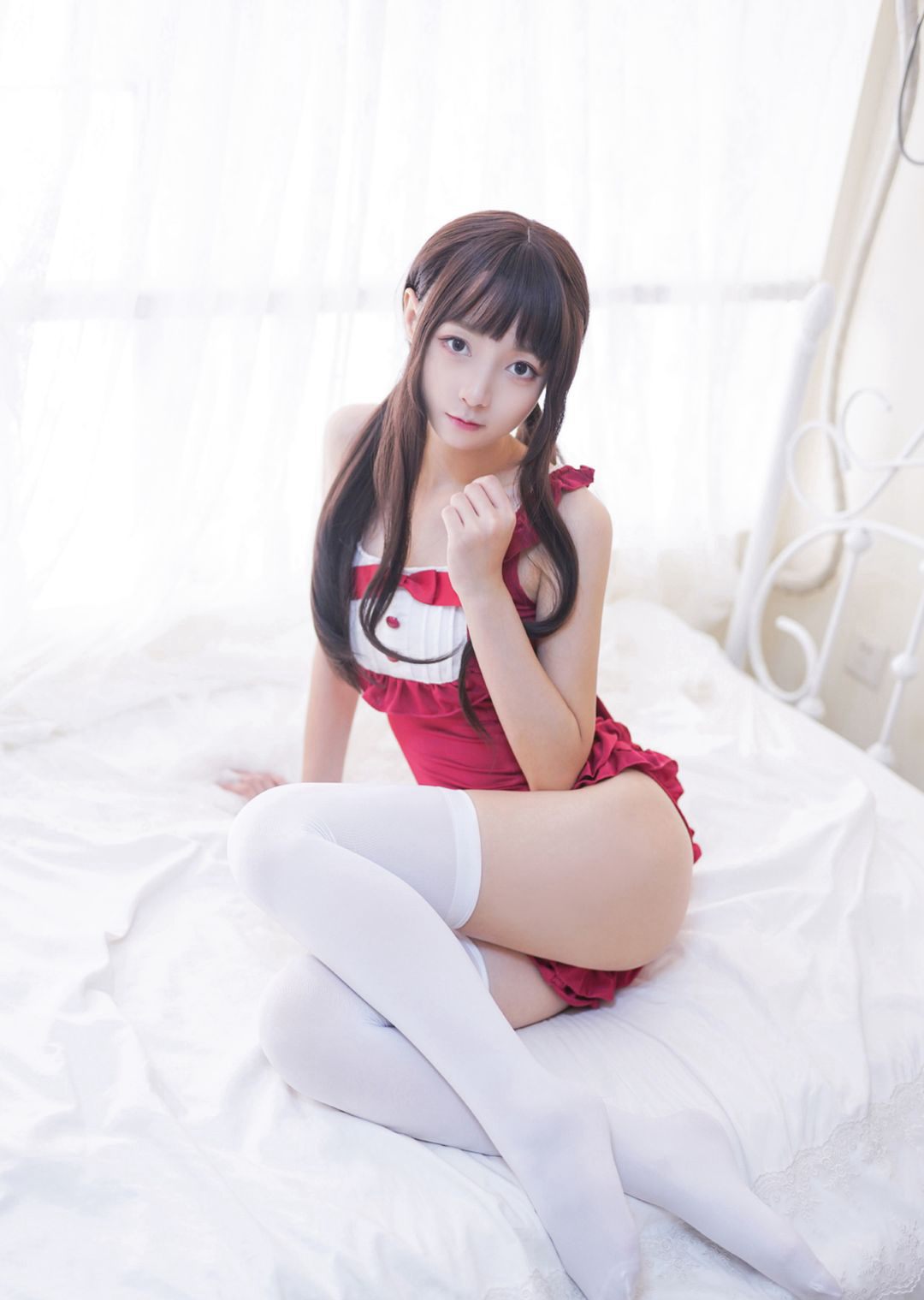 森ロ財団の白絲美女のセクシーな美脚の大スケールコスプレ図