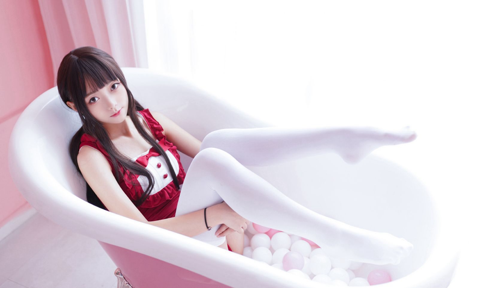 森ロ財団の白絲美女のセクシーな美脚の大スケールコスプレ図