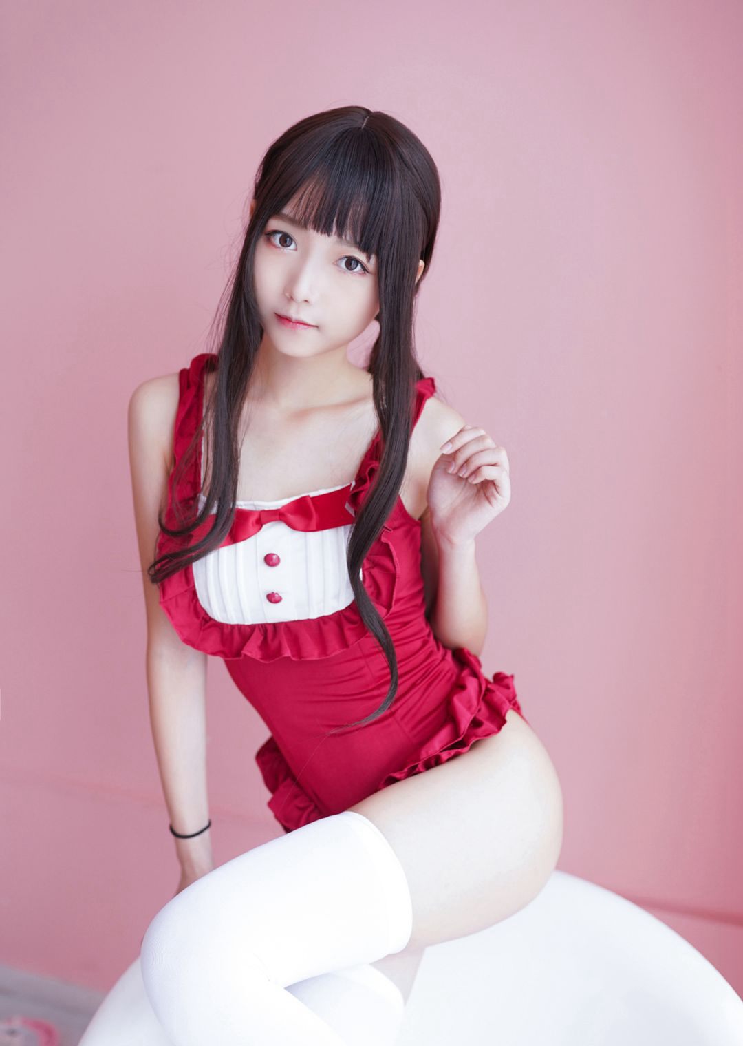 森ロ財団の白絲美女のセクシーな美脚の大スケールコスプレ図