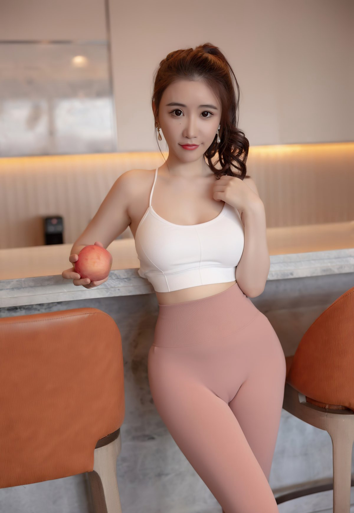 체리 비월영의 극도로 유혹적인 초대형 아름다운 가슴, 바람둥이 같은 G-string, 높이 솟은 엉덩이, 피트니스 아가씨