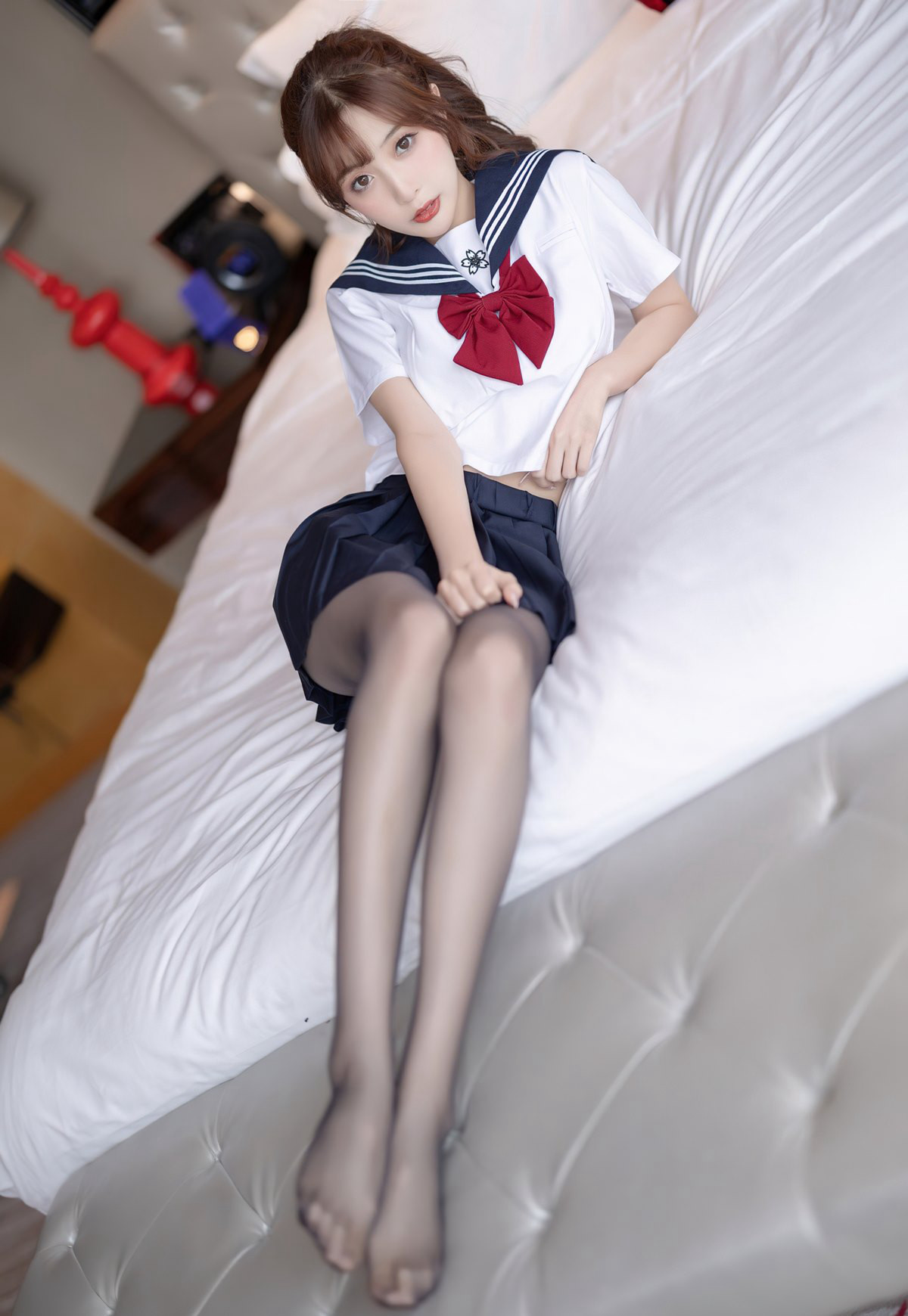 リン・セイランの黒ストッキング足フェチ誘惑：開き黒ストッキング、セクシー学生服、極品の玉足美脚