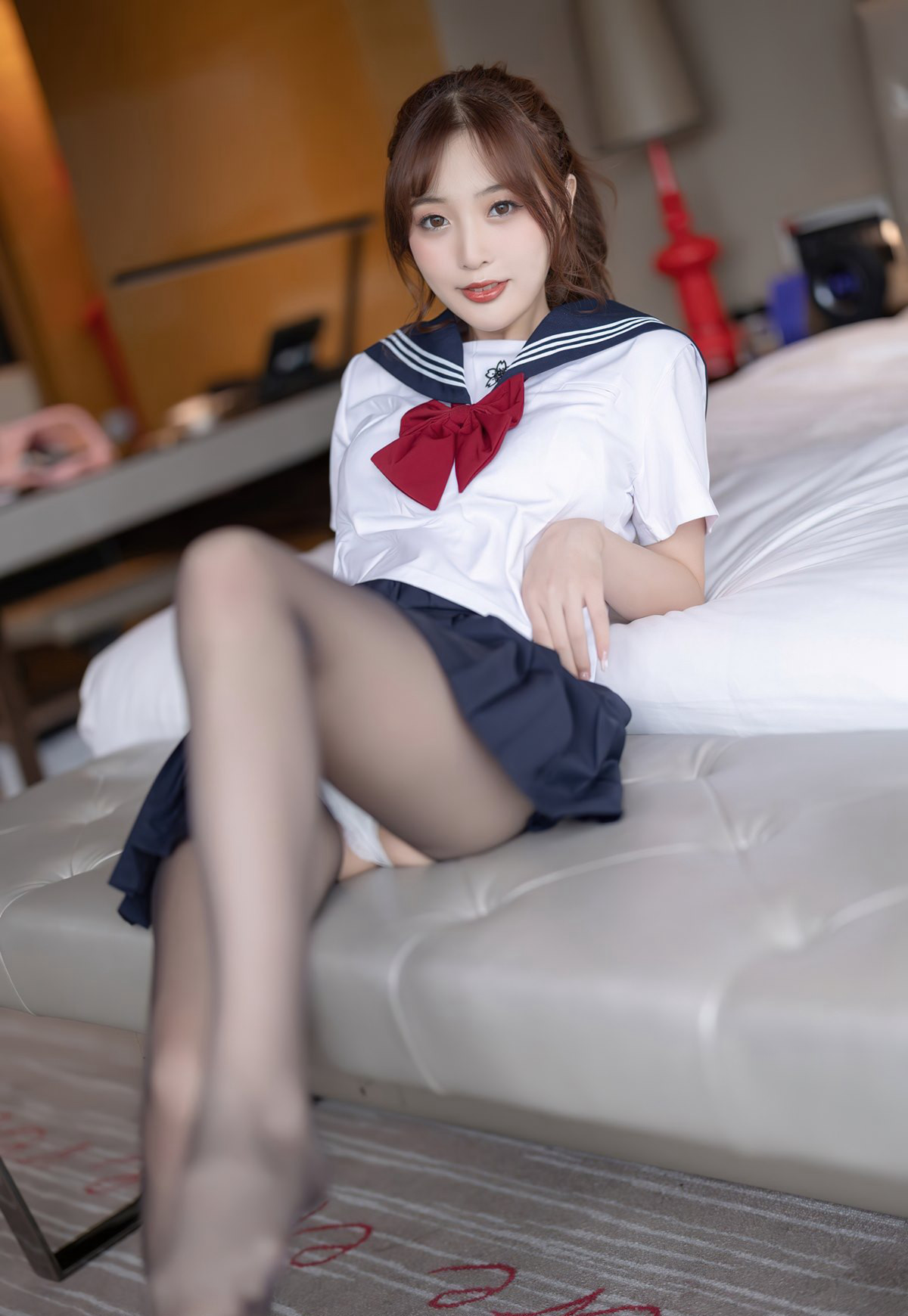 リン・セイランの黒ストッキング足フェチ誘惑：開き黒ストッキング、セクシー学生服、極品の玉足美脚