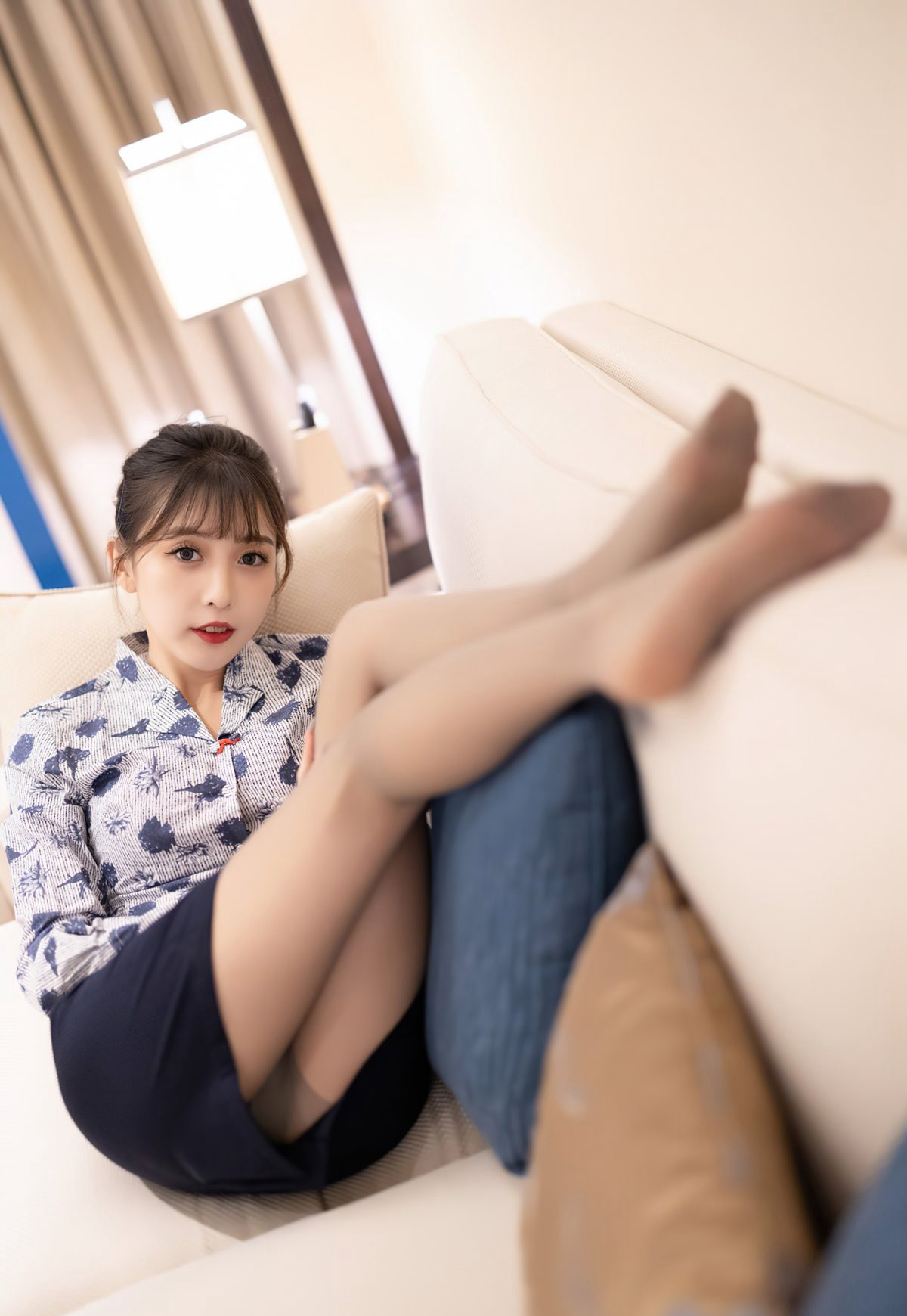 섹시한 공중여행사 임성란 제복 T-팬티 유혹 호텔 무릎 꿇고 기는 섹시한 올라간 엉덩이 회색 스타킹 노팬티 유혹