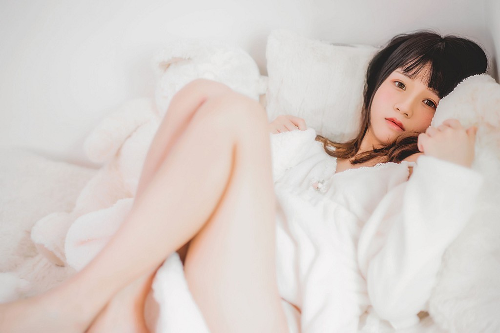 桜桃喵《冬眠》 [萝莉COS] 写真集[38P]