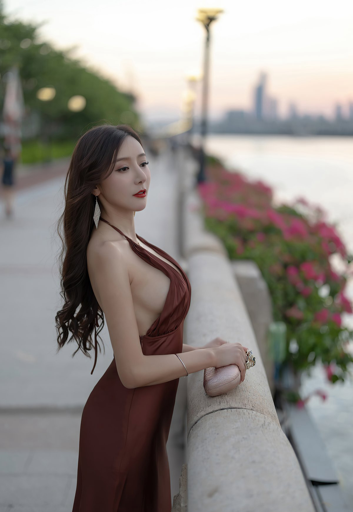 섹시한 여비서 왕신야오의 빈틈 풍만한 큰 가슴 살색 스타킹 아름다운 다리 호텔에서 스타킹 벗는