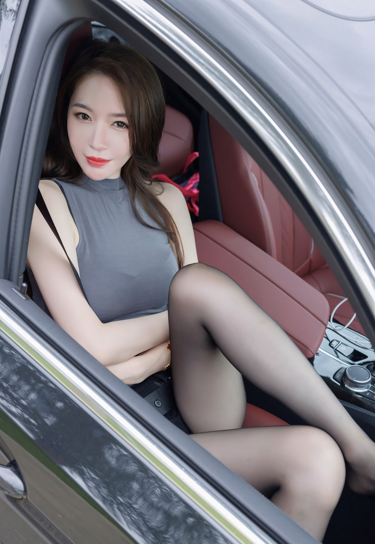 車内のセクシーな黒ストッキングの秘書 メンシンユエ 2022 高画質セット写真 黒ストッキング無しセクシー情趣写真