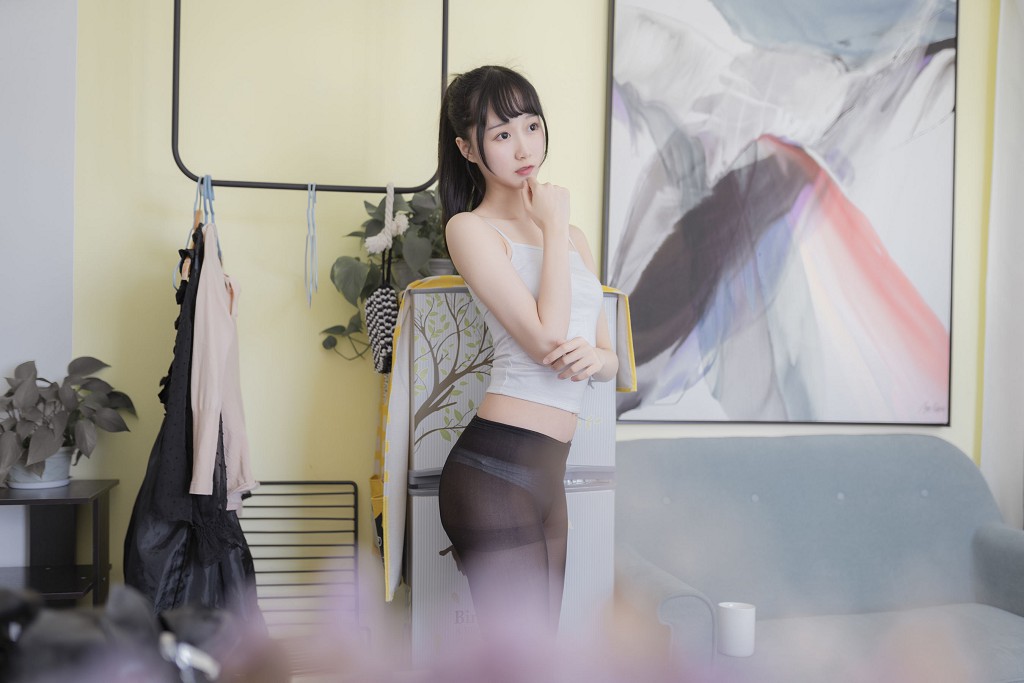 木ม่านม่านOwO《ชุดแขนกุดถุงน่องดำสำหรับอยู่บ้าน》 [โคเซอร์สาวสวย] ชุดภาพถ่าย[40P
